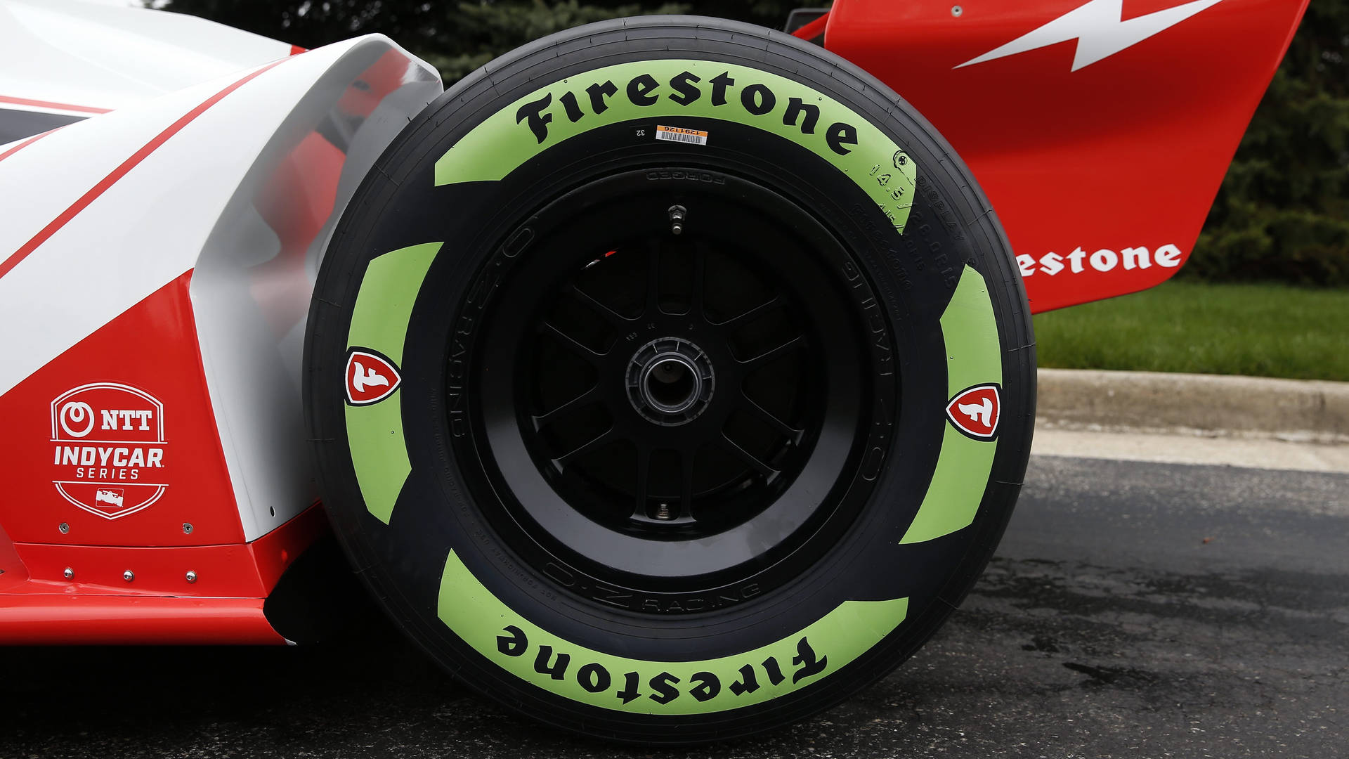 特寫鏡頭：Firestone 賽車輪胎安裝在 IndyCar 上。