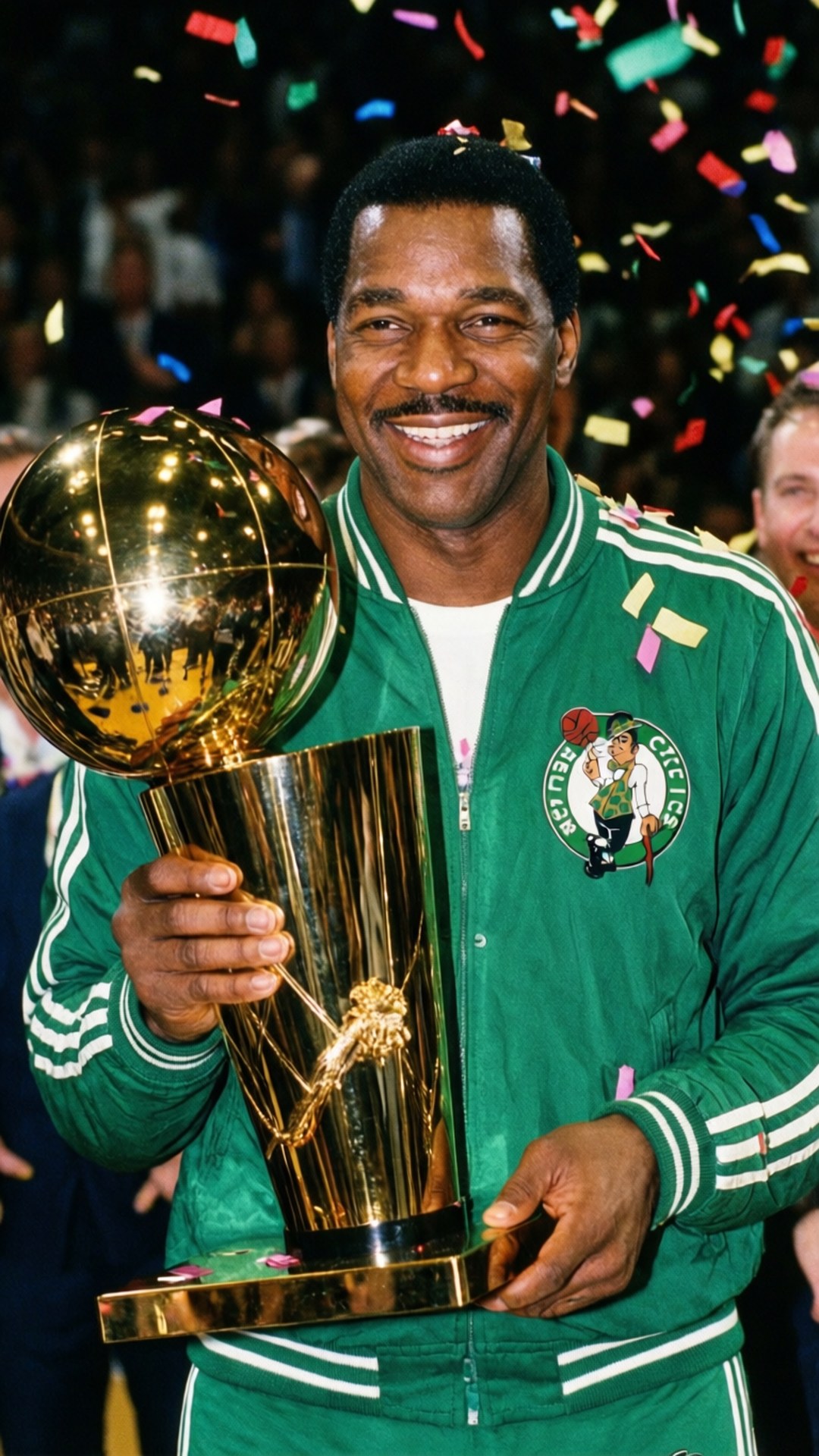 身穿綠色外套的籃球運動員手持NBA獎盃，紙屑飄落。