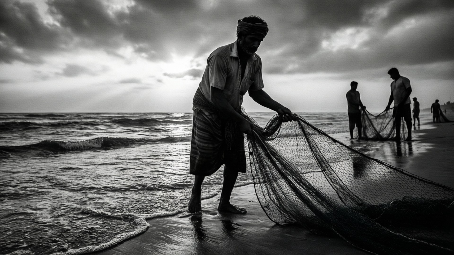 Chennai 桌布 壁紙 — 漁民在黃昏時分的風暴海灘上以強烈黑白對比拉網。