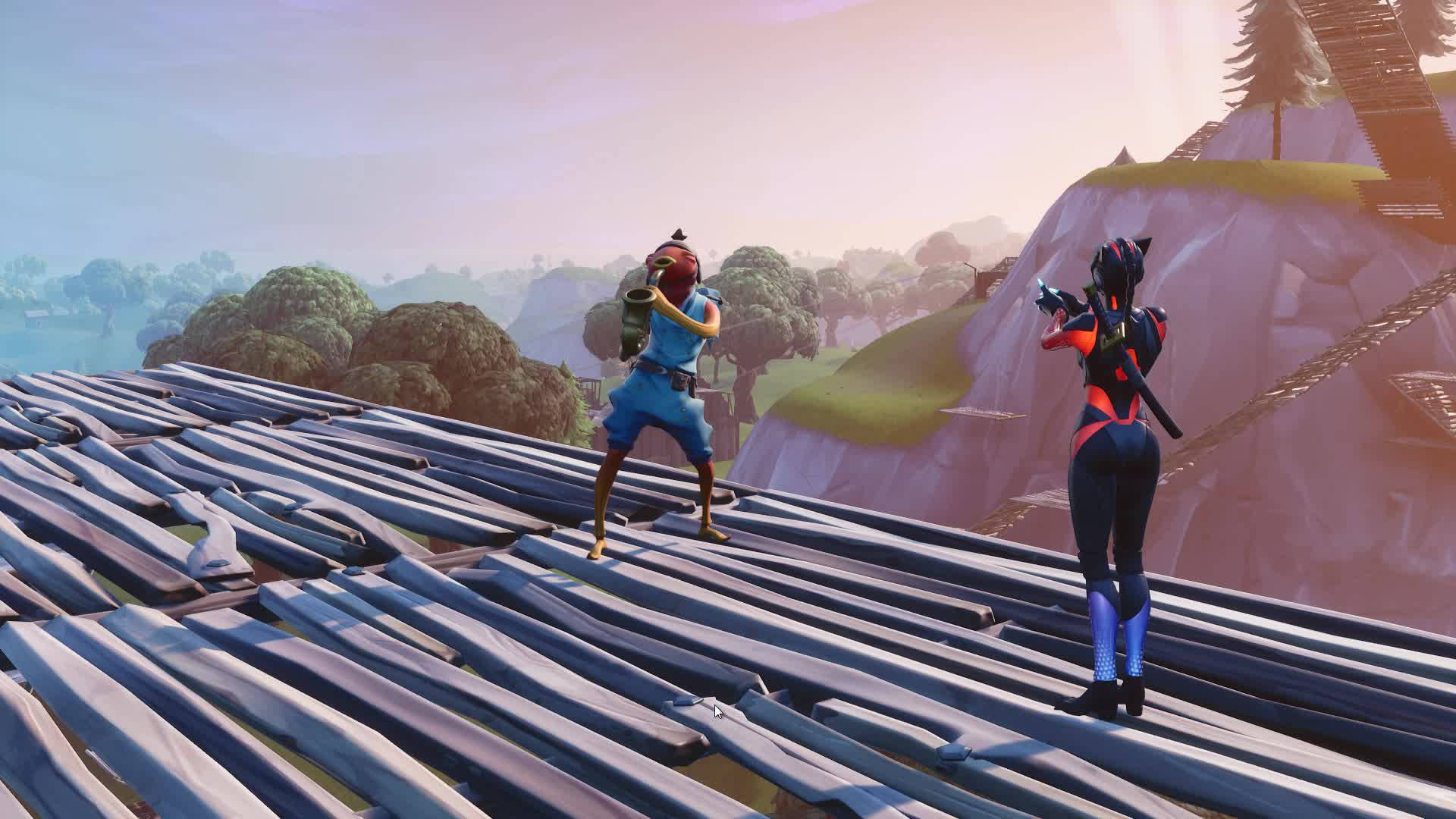 Fishstick《Fortnite》屋頂對決 壁紙 — 兩個Fortnite角色站在一座木橋上，俯瞰著霧氣瀰漫的山谷，山谷中有起伏的山丘和樹木，天空呈現柔和的日出景象。