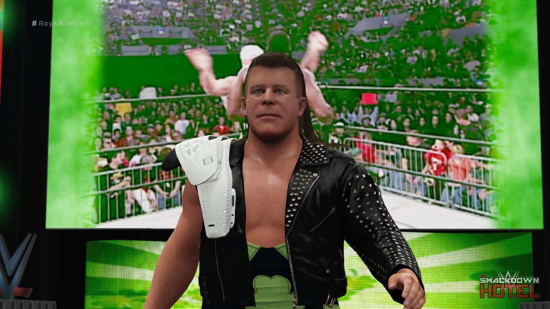Fit Finlay WWE 2K16 名單 壁紙 — 身穿飾釘黑色外套和白色肩墊的摔角手站在擂台上，背景為綠色屏幕，顯示人群和另一位摔角手在半空中。