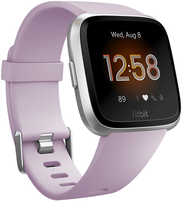 淡紫色Fitbit智慧手錶 壁紙 — 一款薰衣草紫色的 Fitbit 智能手錶，帶有銀色點綴，在白色背景的黑色屏幕上顯示時間、溫度和活動圖標。