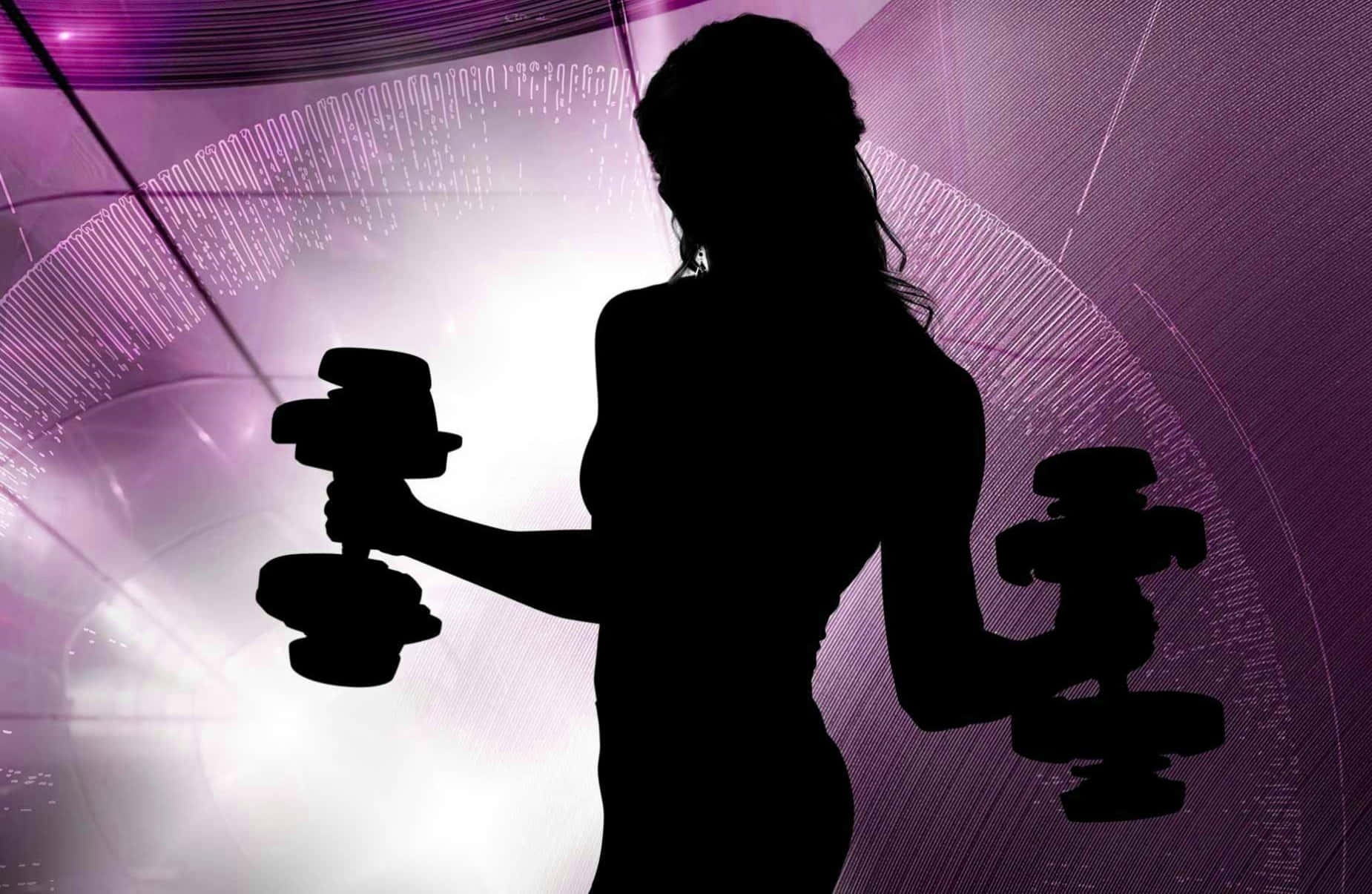 女性在發光的紫色數碼隧道中舉起啞鈴。