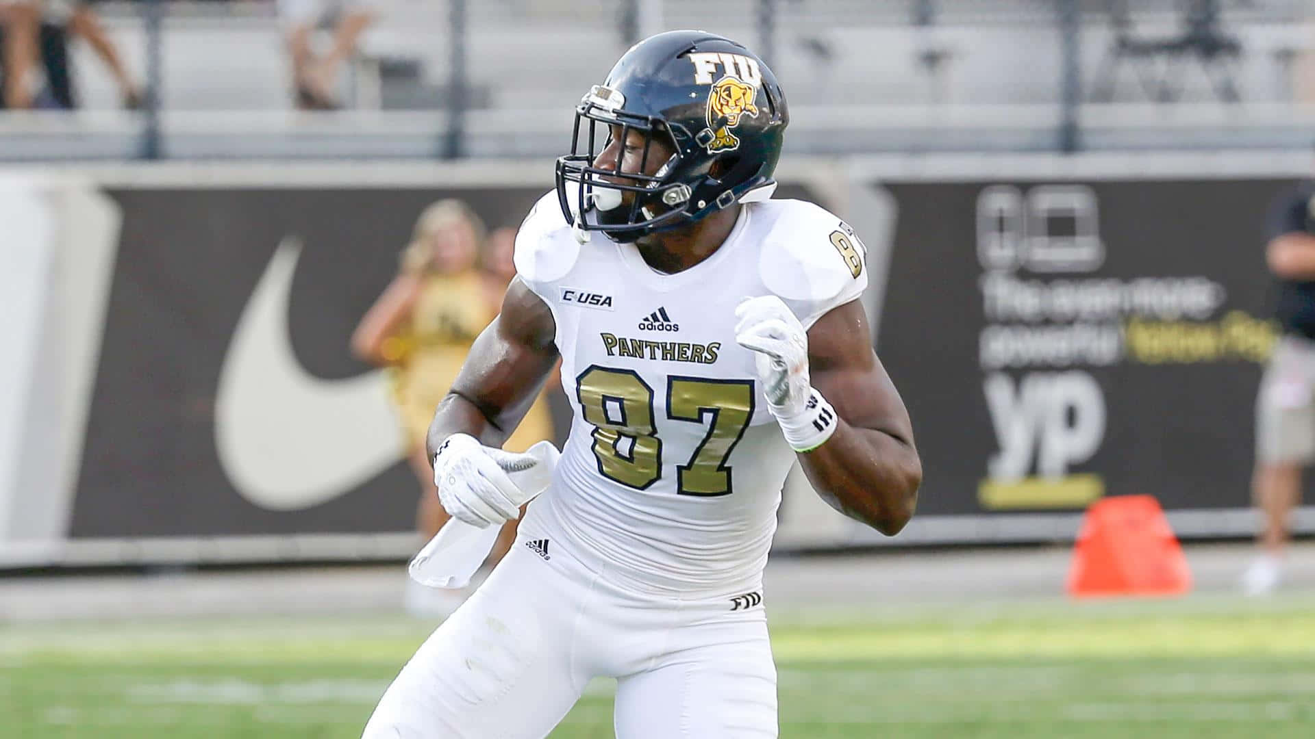 FIU Panthers美式足球員在比賽中於球場上奔跑