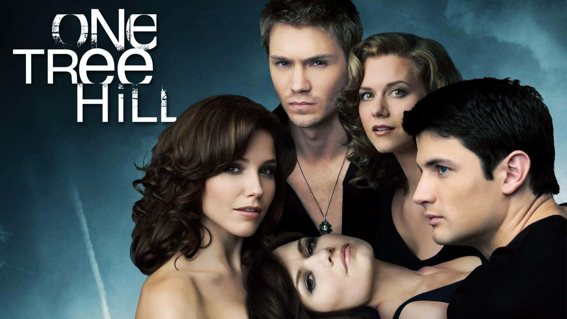  壁紙 — 五位《One Tree Hill》演員在憂鬱的藍色背景前戲劇性地擺姿勢，節目名稱以風格化的白色文字呈現。