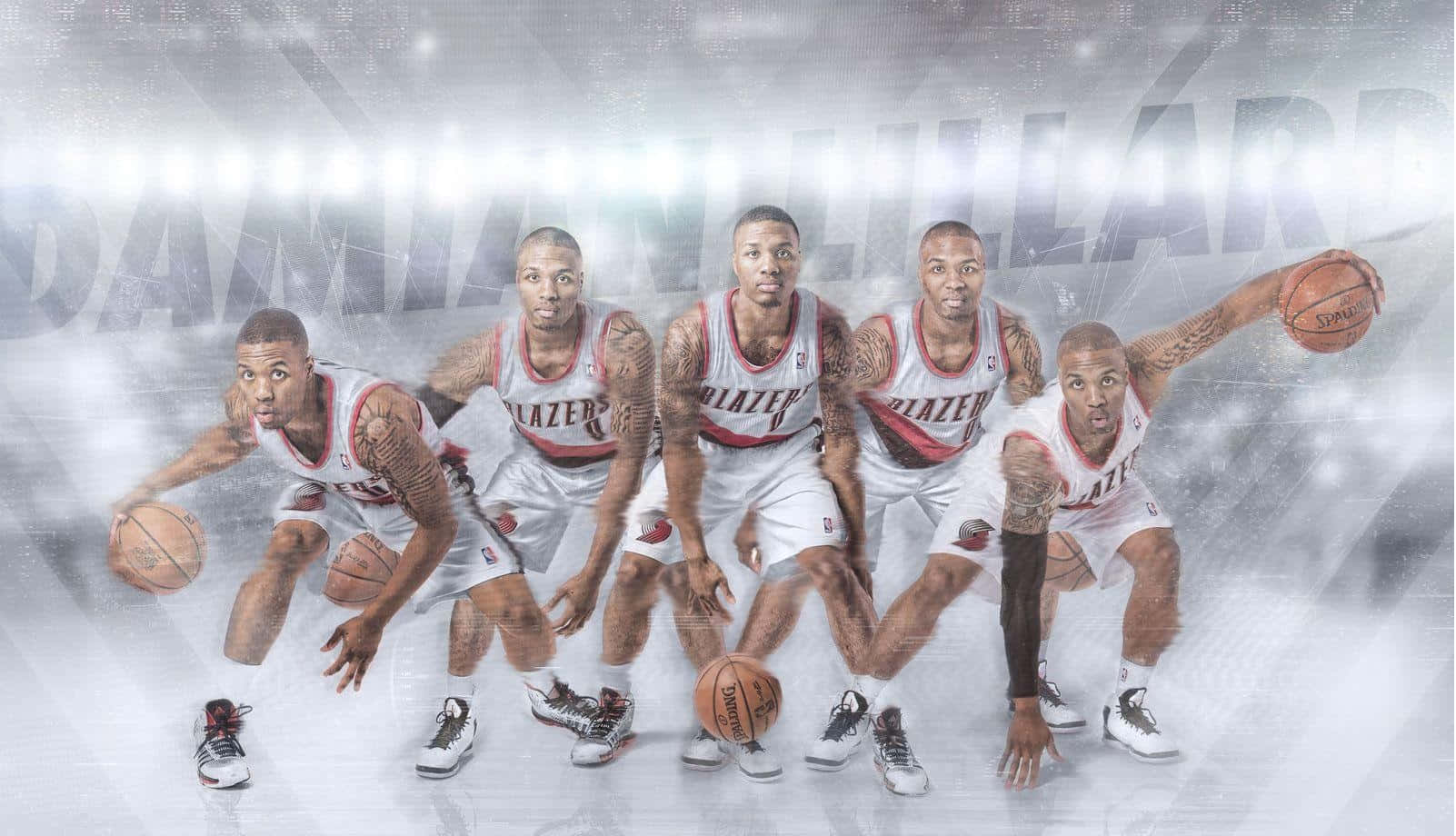  壁紙 — 五名身穿白色 Blazers 球衣的籃球運動員在明亮的體育館背景下，手持籃球擺出動態姿勢。