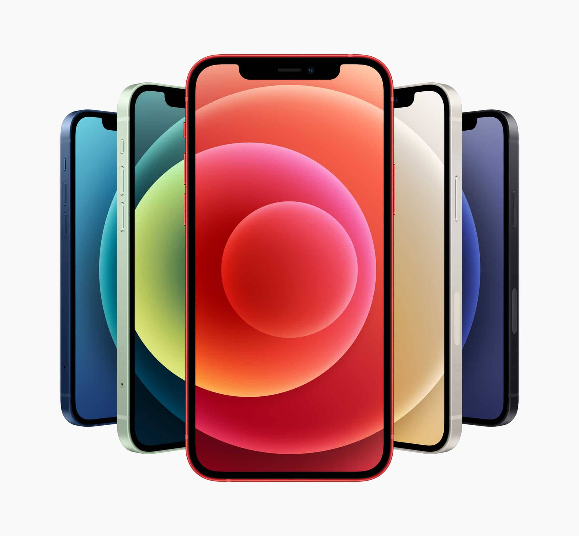 五款不同顏色的iPhone以扇形排列，螢幕發光。