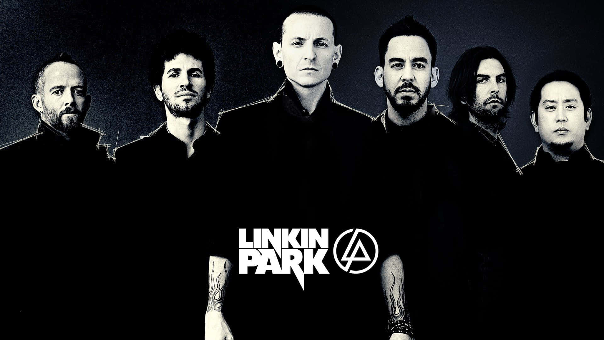  壁紙 — 五名身穿黑色襯衫的男子在深色背景前莊嚴站立，下方有Linkin Park標誌。