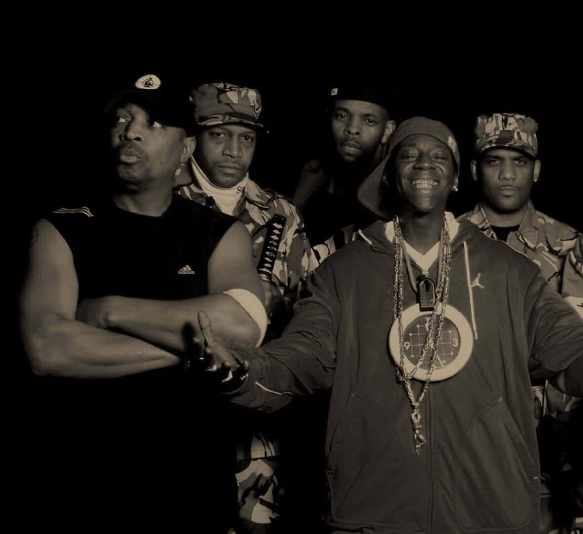  壁紙 — 五名身穿軍裝風格帽子和街頭服飾的男子在黑色背景前自信地擺姿勢，呈現高對比度的黑白照片。