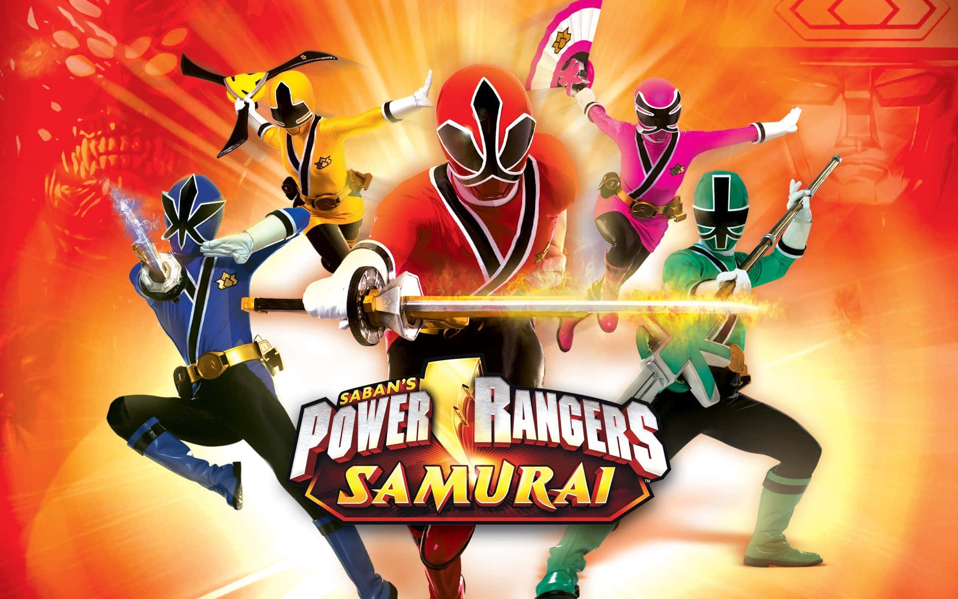 Green Ranger 桌布 壁紙 — 五位身穿武士鎧甲的恐龍戰隊在火橙色背景前擺出動感姿勢，手持發光劍。
