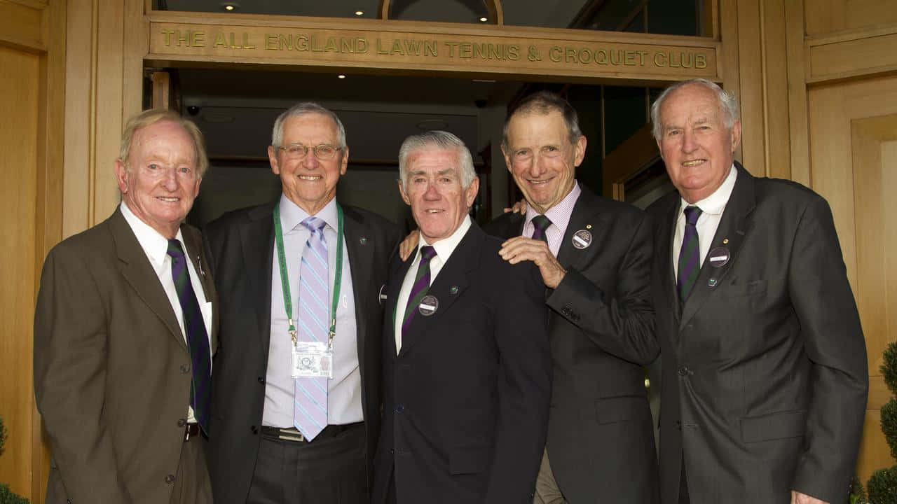  壁紙 — 五位微笑的較年長男士身穿西裝，在All England Lawn Tennis & Croquet Club入口一起擺姿勢。