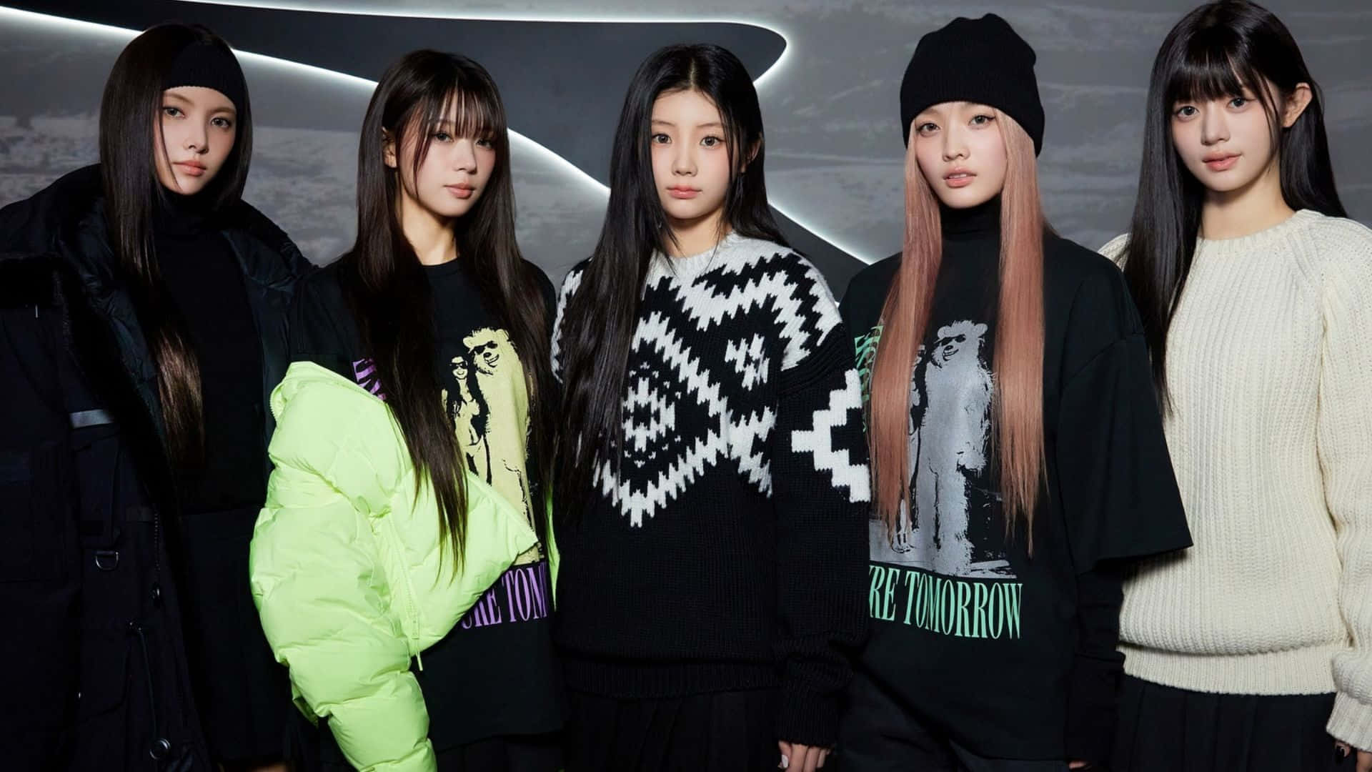  壁紙 — 五位時尚年輕女性穿著潮流街頭服飾，在帶有發光曲線的未來感灰色背景前自信擺姿勢。