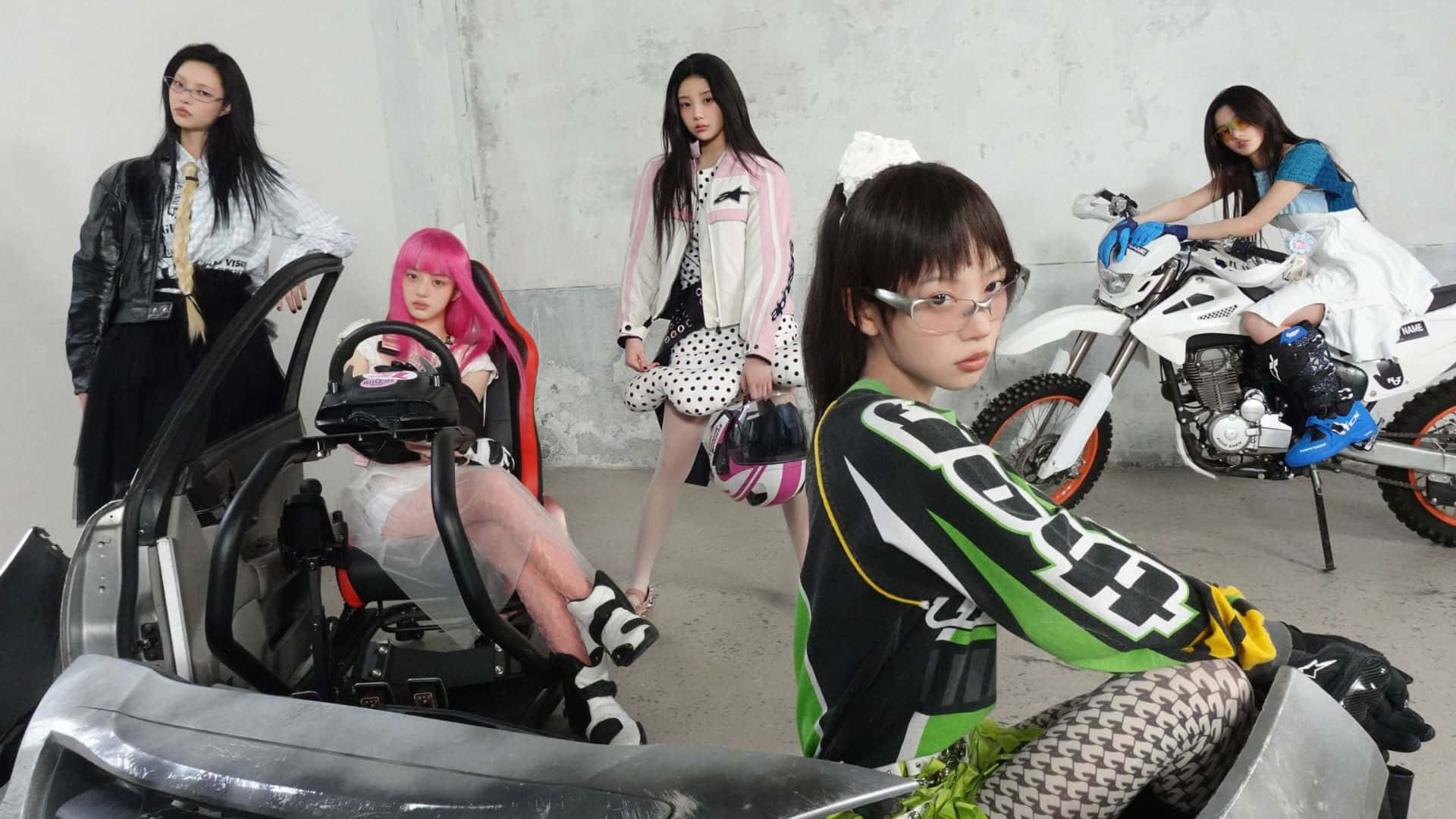  壁紙 — 五位穿著大膽街頭服的年輕女性在簡樸的混凝土車庫中與賽車和越野電單車合影。