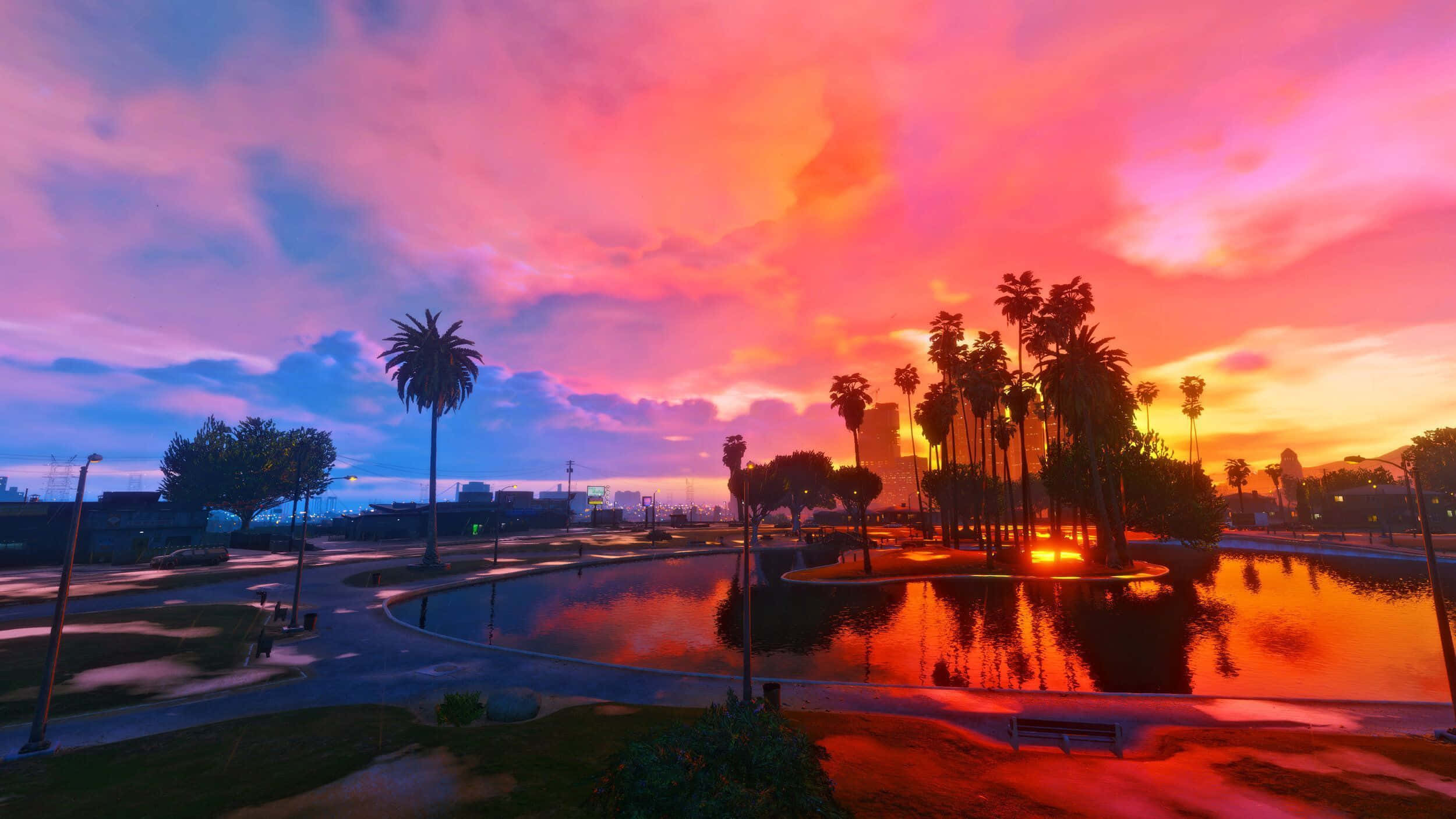 FiveM 椰樹夕照 壁紙 — 充滿活力的日落將天空染成火熱的橙色和粉紅色調，映照在一個被棕櫚樹和城市燈光環繞的寧靜池塘上。