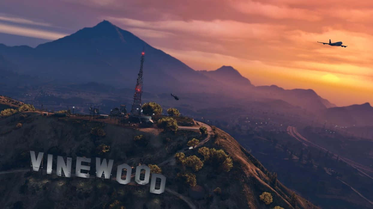 日落時山丘上的Vinewood標誌，飛機飛過上空。