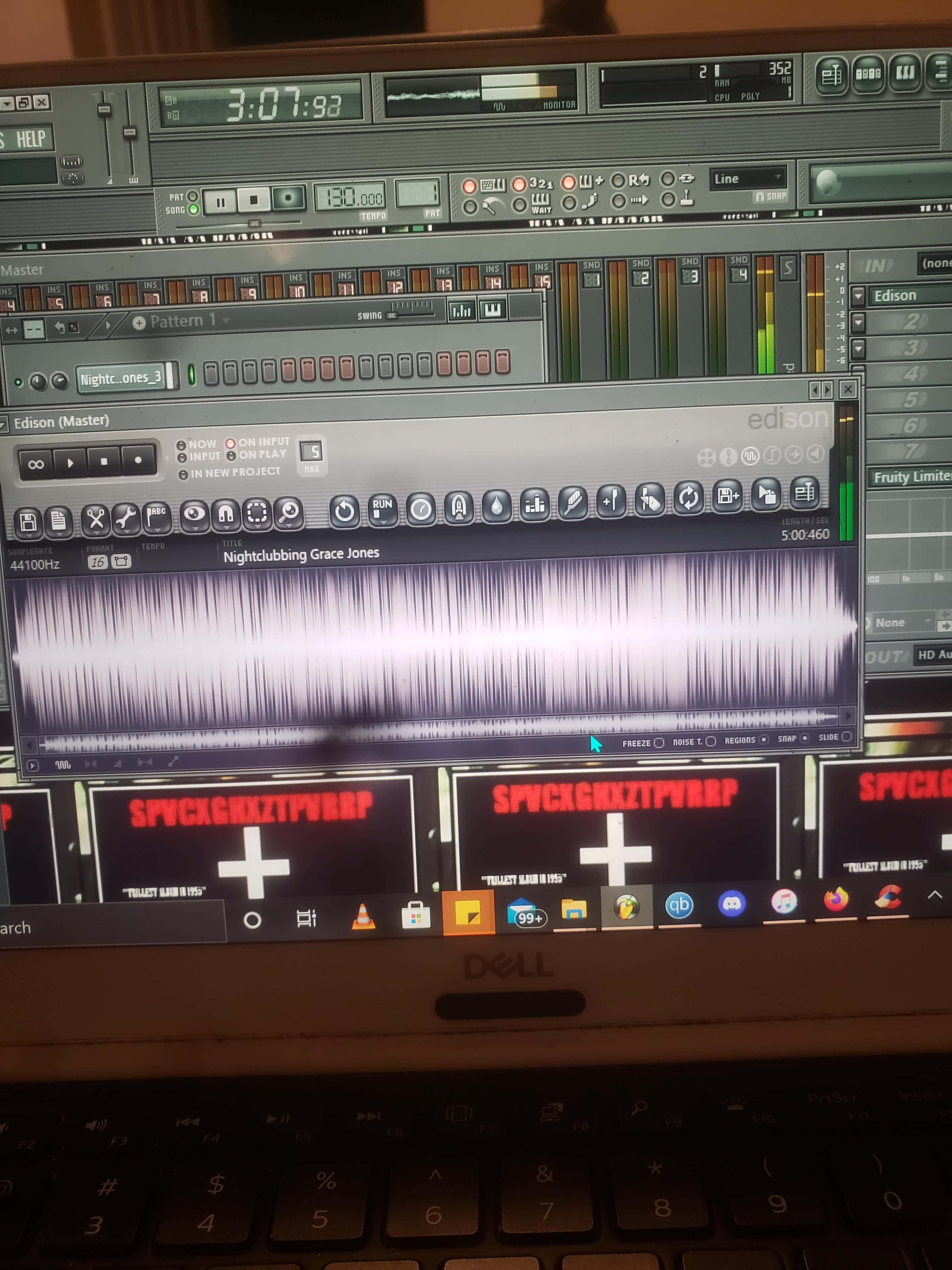 FL Studio 錄音機 壁紙 — 筆記型電腦螢幕特寫，顯示帶有波形和紅色故障文字疊加的數位音訊工作站。