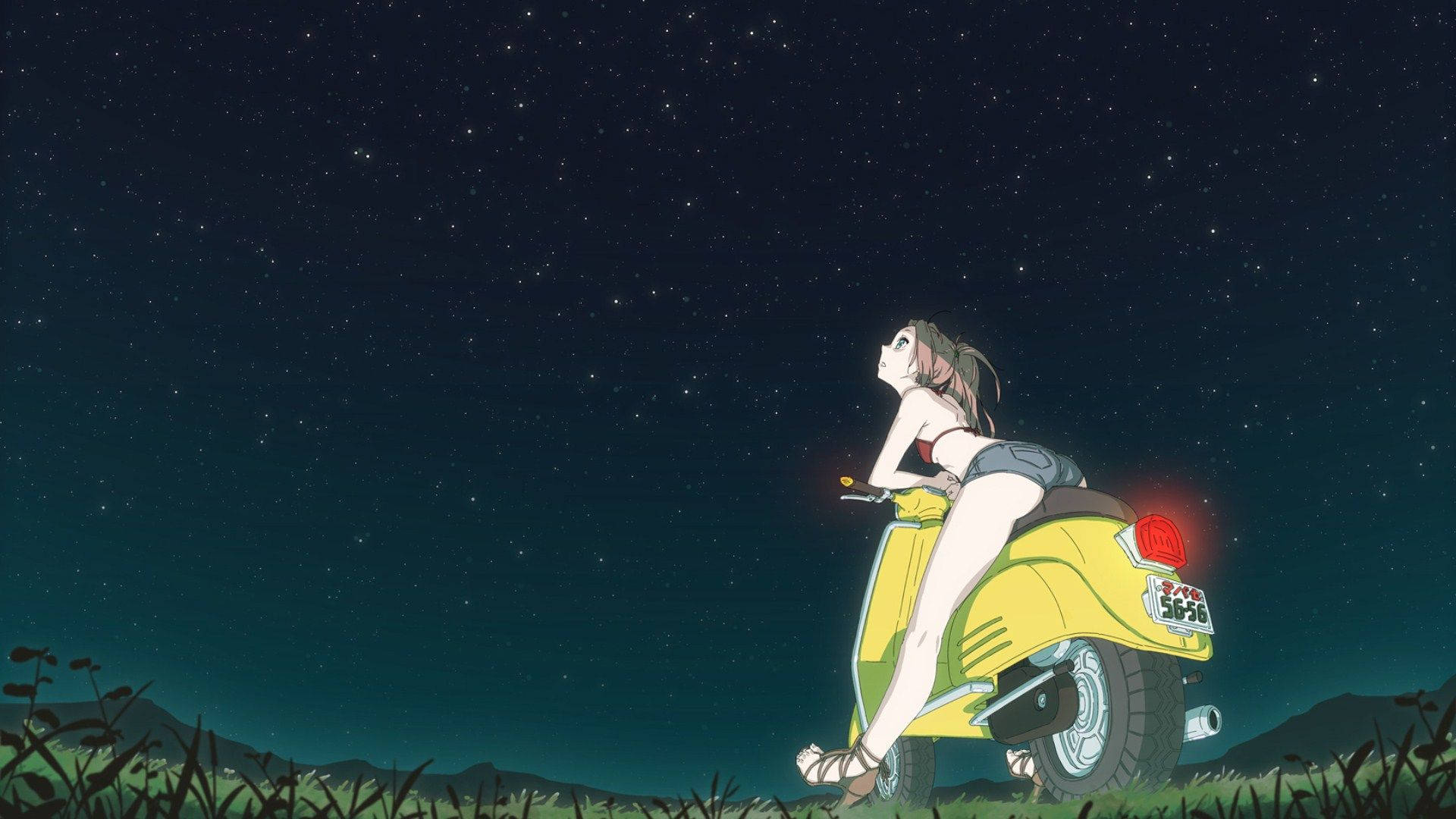 女孩在星空下騎黃色滑板車，背景有山脈