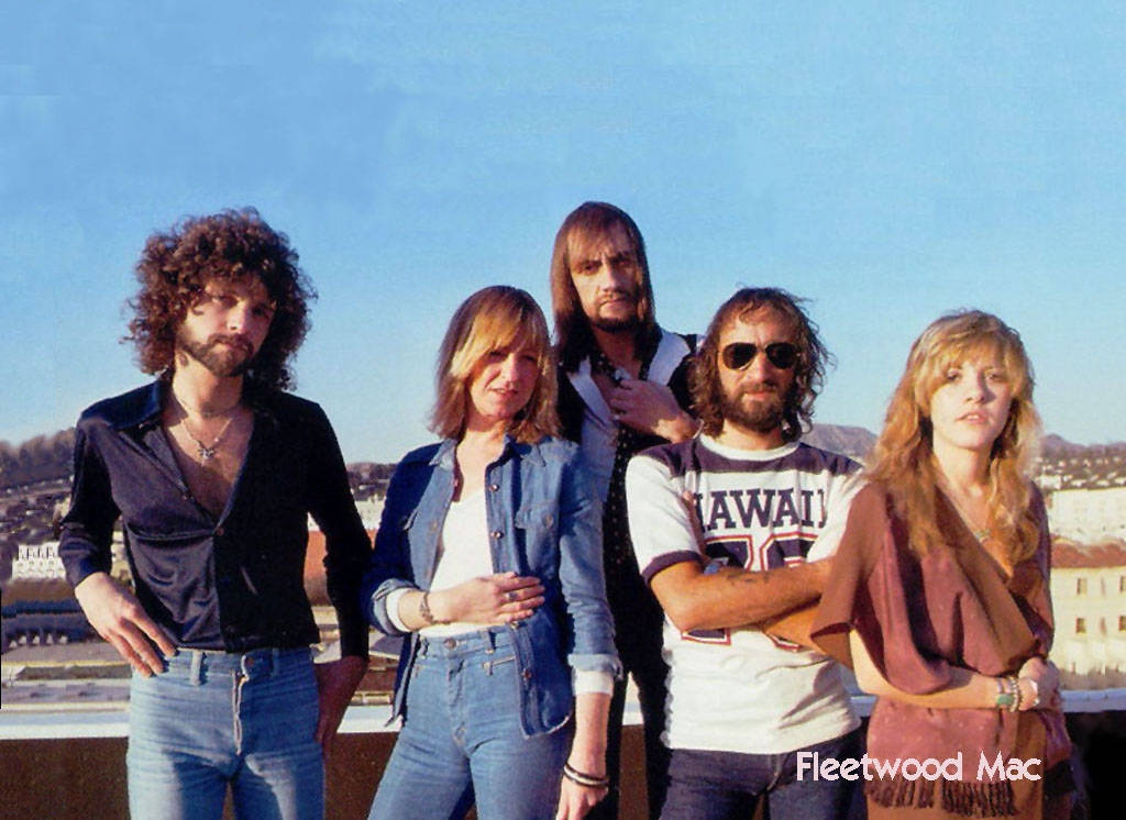 Fleetwood Mac 樂隊成員在屋頂上擺姿勢，身後是城市景觀。