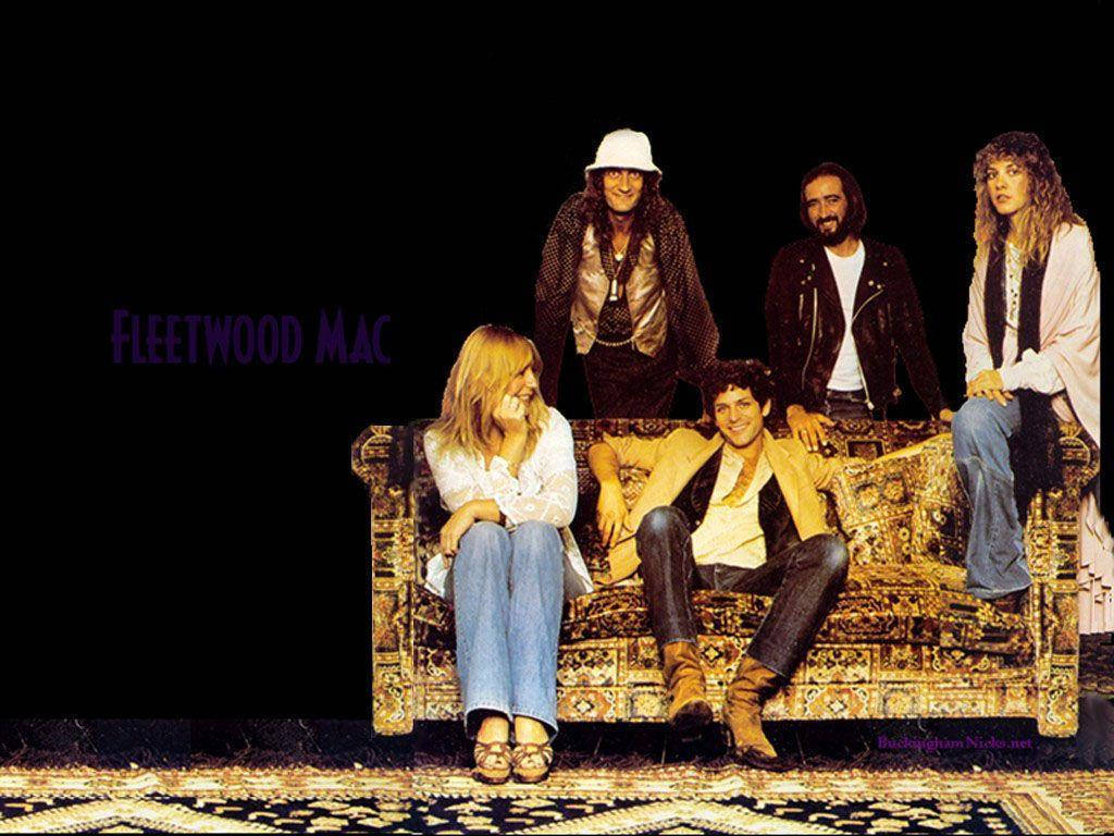 Fleetwood Mac 樂隊在金色沙發上帶有紫色文字的合照。