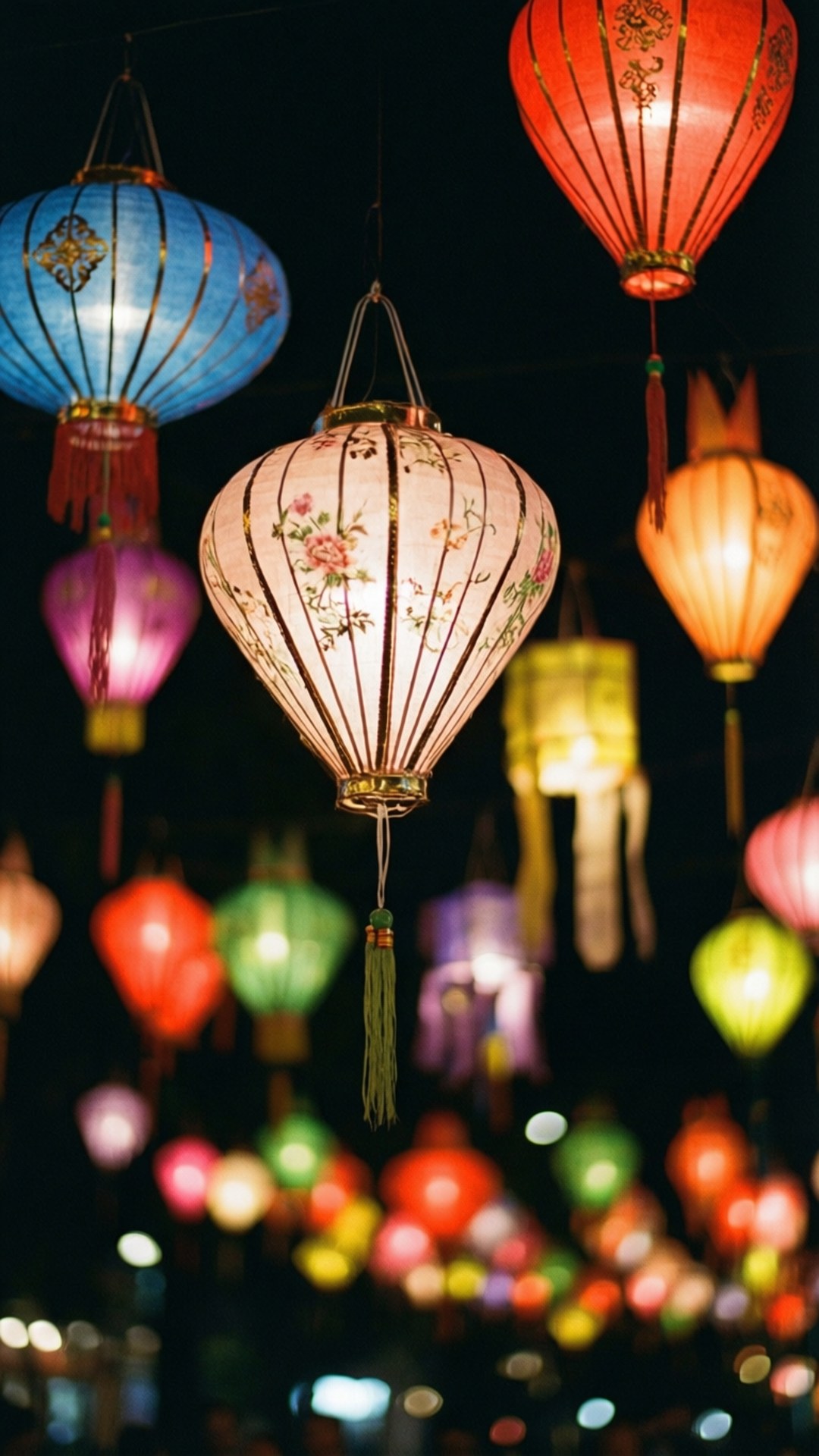 夜間懸掛的彩色發光紙燈籠，下方有模糊燈光