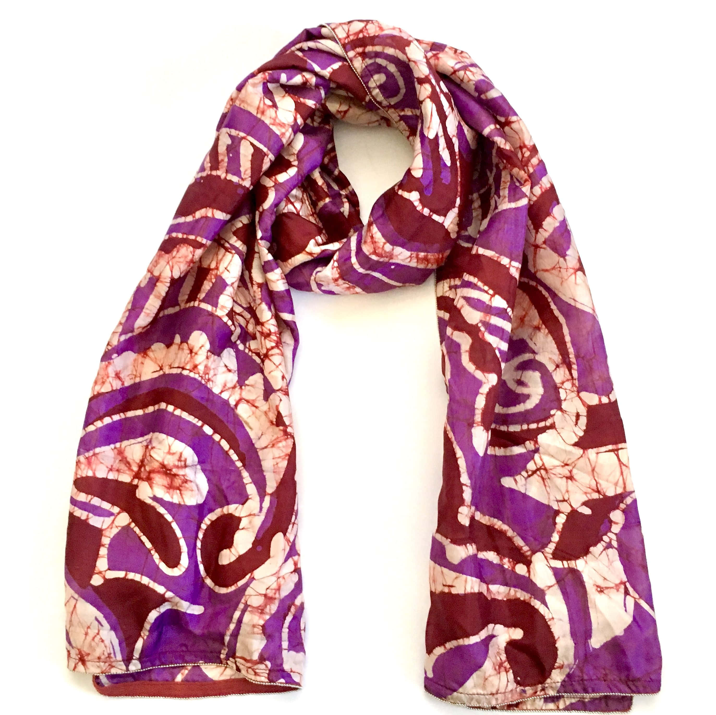 Purple Scarf 桌布 壁紙 — 一條流動的圍巾，帶有紫色、酒紅色和奶油色的漩渦圖案，披在白色背景上。