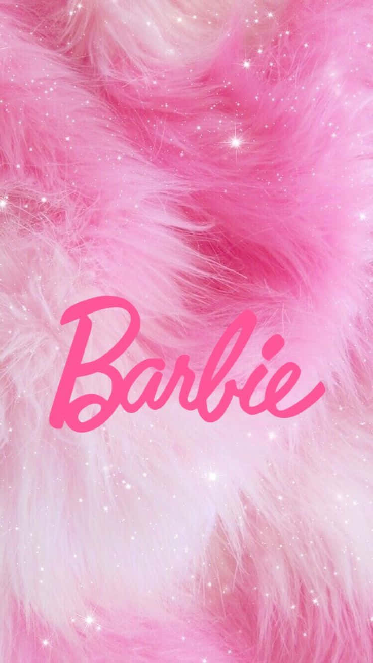 Glitter Barbie Aesthetic 桌布 壁紙 — 毛茸茸的粉紅色毛皮背景，帶有閃閃發光的亮片和草書粉紅色字體的Barbie字樣。