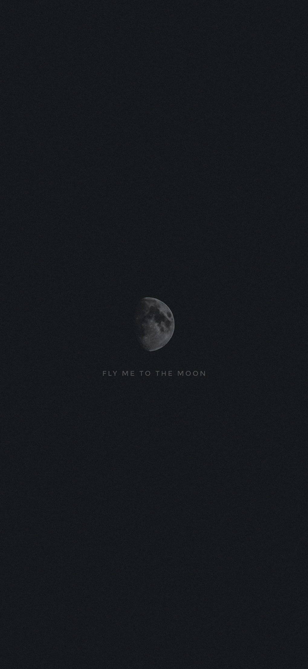 滿月與《Fly Me to the Moon》 壁紙 — 一彎孤獨的月牙掛在深邃的黑色天空中，下方有微弱的文字寫著fly me to the moon。