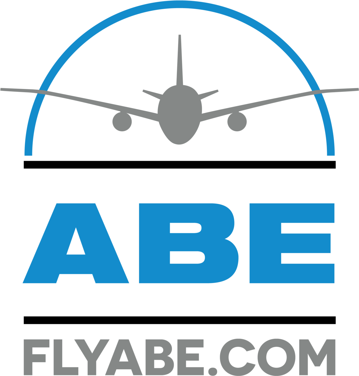 Flybe航空標誌 壁紙 — 一個時尚的灰色飛機圖示，居中位於藍色弧線下方，帶有粗體藍色ABE文字，下方灰色flyabe.com，背景為黑色。