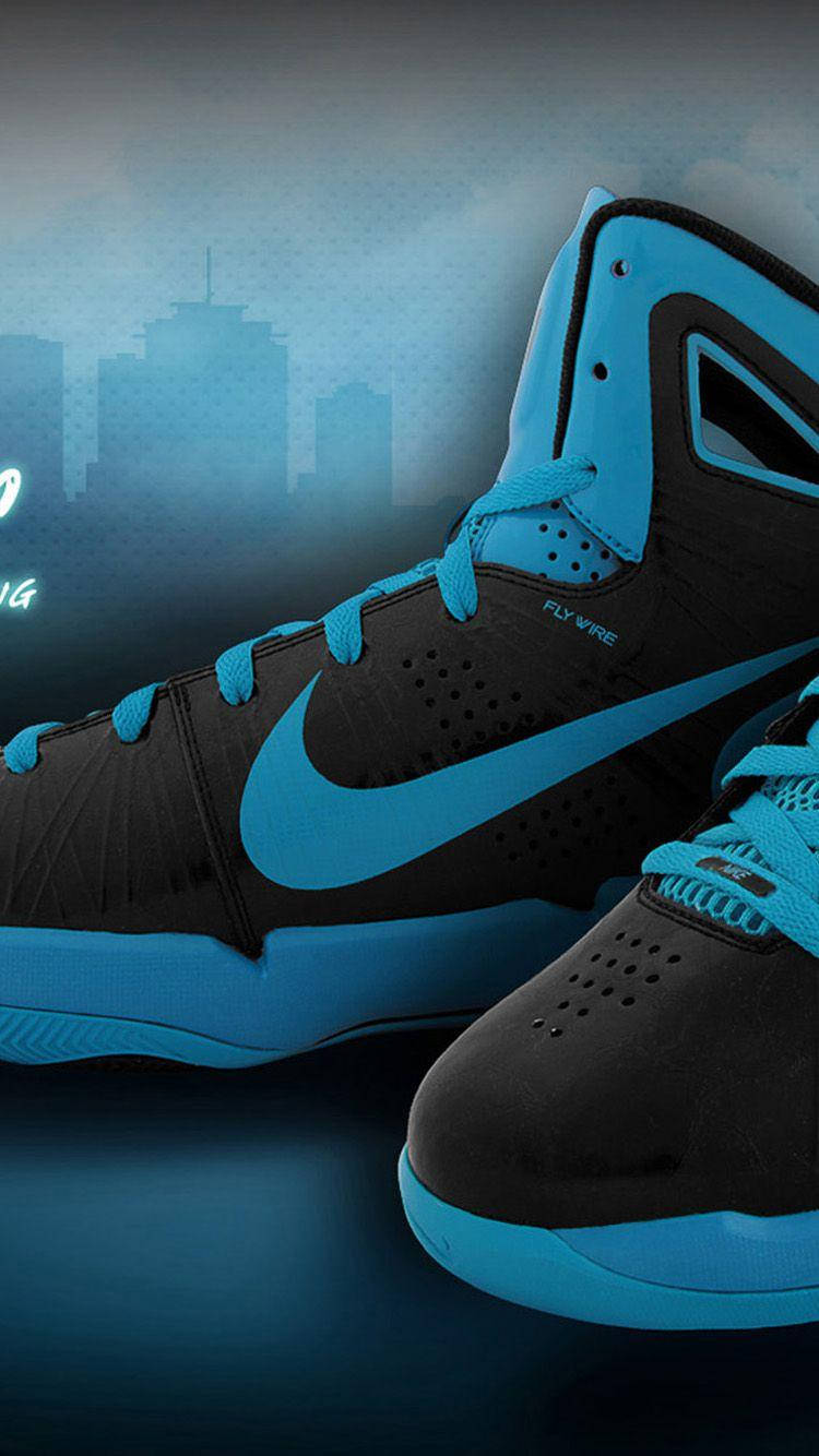 Flywire Nike iPhone 城市背景 壁紙 — 黑色和青色Nike籃球鞋的特寫，背景是模糊的城市天際線。