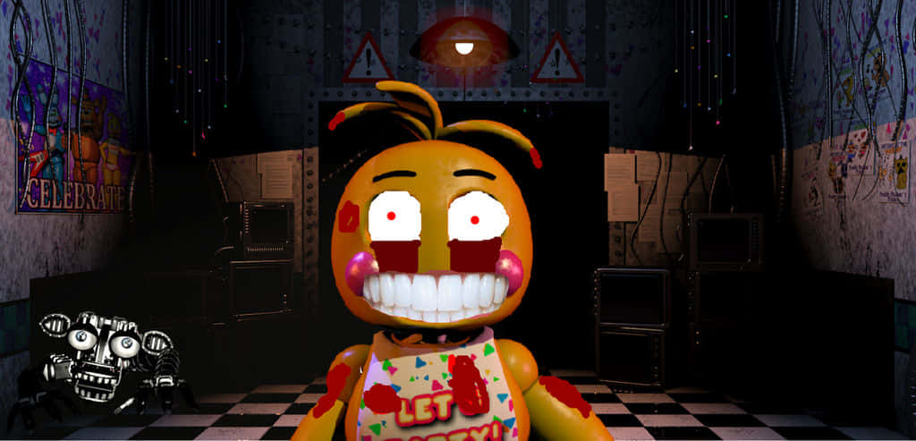 FNAF Chica 鬼魅藝術畫 壁紙 — 一個帶有寬闊笑容和血跡斑斑臉孔的威脅性電子動畫人物，站在一個黑暗的格子房間裡，附近有一隻機械蜘蛛。