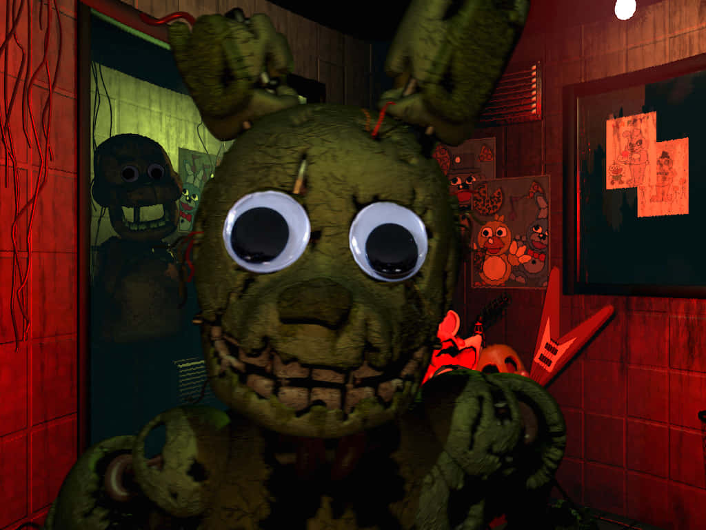 FNAF Springtrap 恐怖壁紙 壁紙 — 一隻破舊的綠色電子熊，有著大眼睛和縫合的笑容，在一個昏暗的紅色燈光房間裡，有海報和結他，若隱若現。