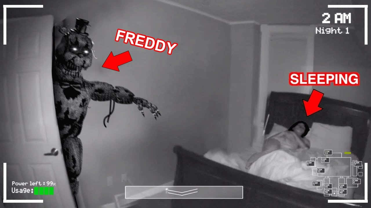 FNAF 安全監視器鬼魅圖片 壁紙 — 夜視安全攝影機顯示一個怪物般的電子動畫弗雷迪在凌晨2點俯視臥室裡熟睡的人。