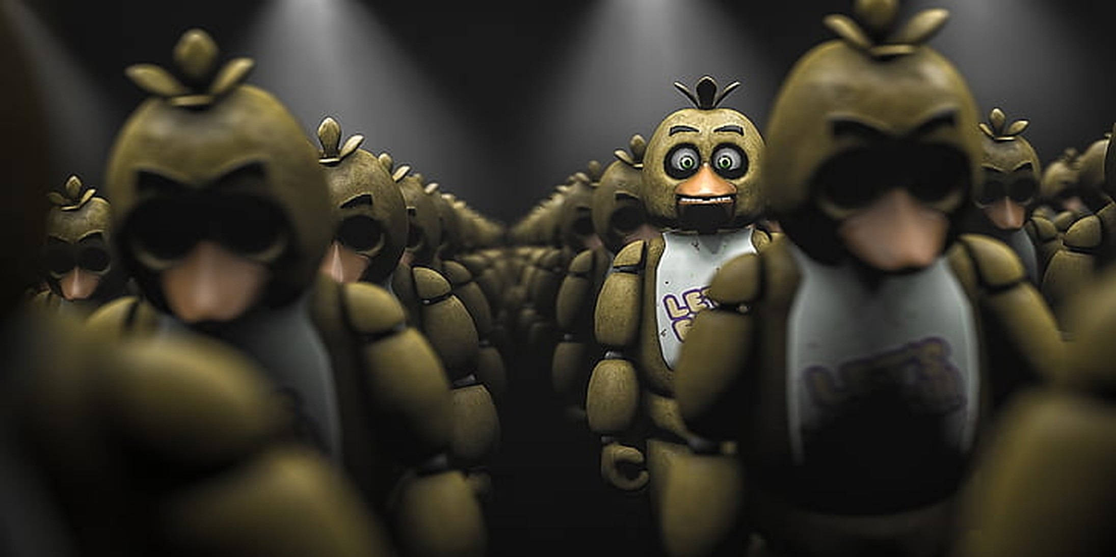 FNAF 小雞威脅凝視 壁紙 — 一排帶有發光眼睛和破舊製服的恐怖電子雞，在黑暗劇院中站在刺眼的舞台燈光下。
