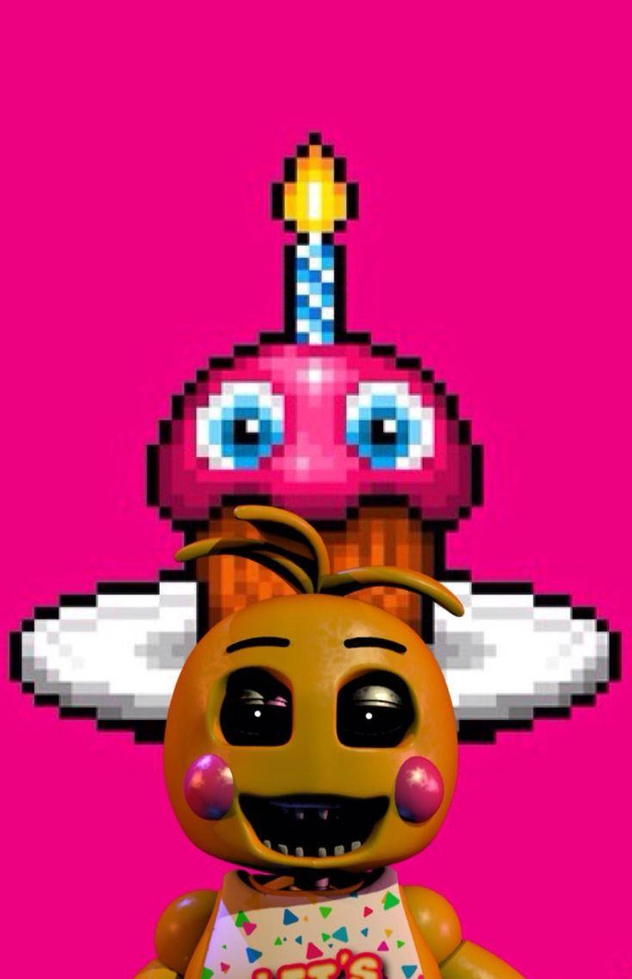 FNAF 小雞玩具配像素蛋糕 壁紙 — 像素化的 Freddy Fazbear 在充滿活力的粉紅色背景前拿著一個插著點燃蠟燭的杯子蛋糕。