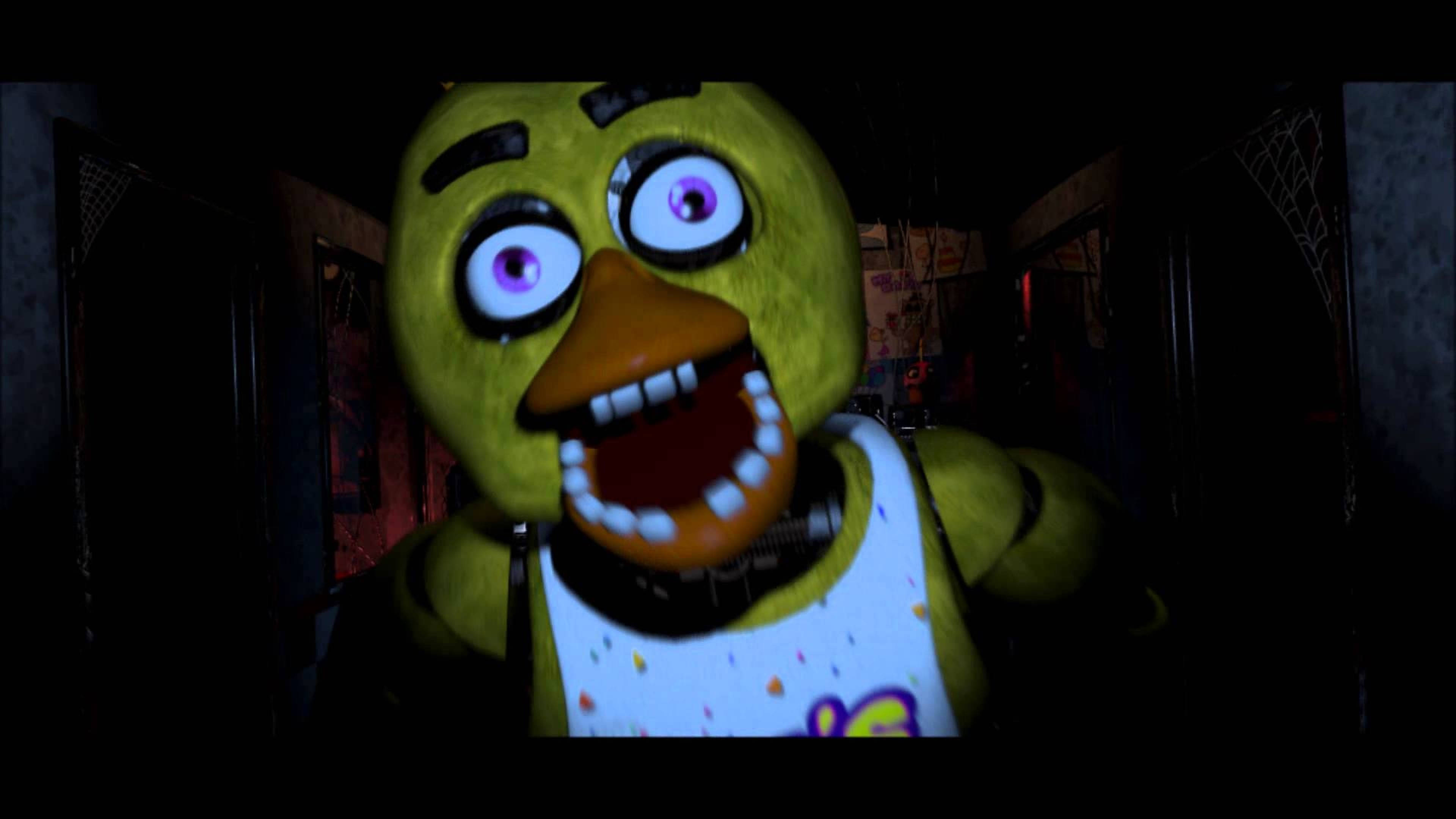 FNAF 小雞驚嚇畫面 壁紙 — 一隻帶有巨大紫色眼睛和張開嘴巴的威脅性黃色電子雞，在黑暗陰森的走廊中若隱若現。