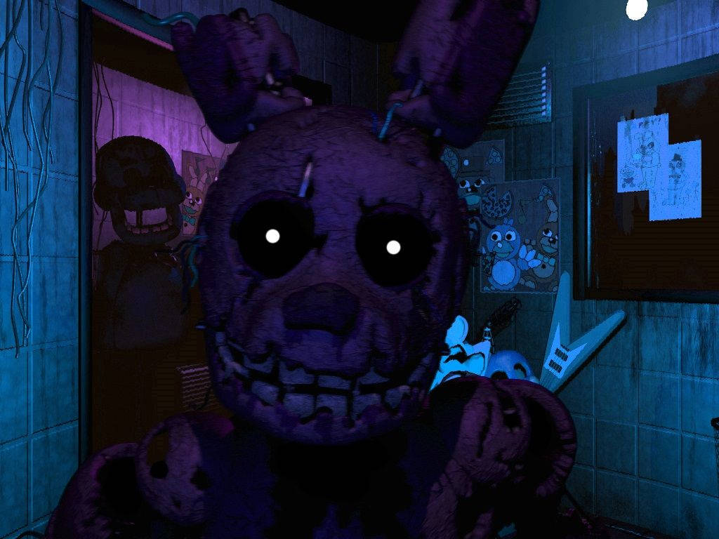 FNAF 紫色男孩化身春之陷阱 壁紙 — 一隻帶有發光眼睛的可怕紫色電子兔，在燈光昏暗、陰森的後台房間中若隱若現。