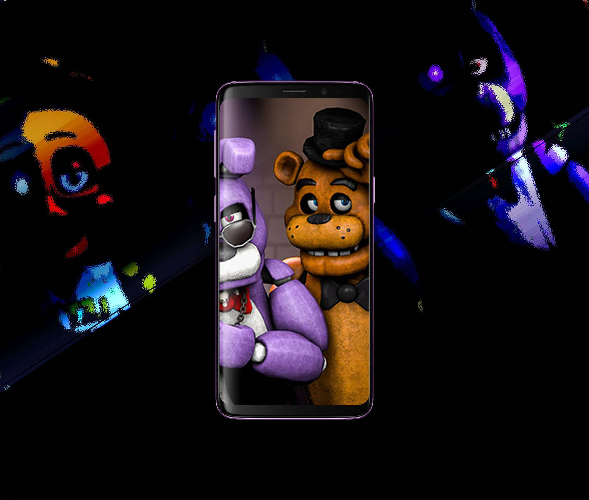 手機屏幕顯示Freddy Fazbear和Bonnie，背後有故障的機械動物。