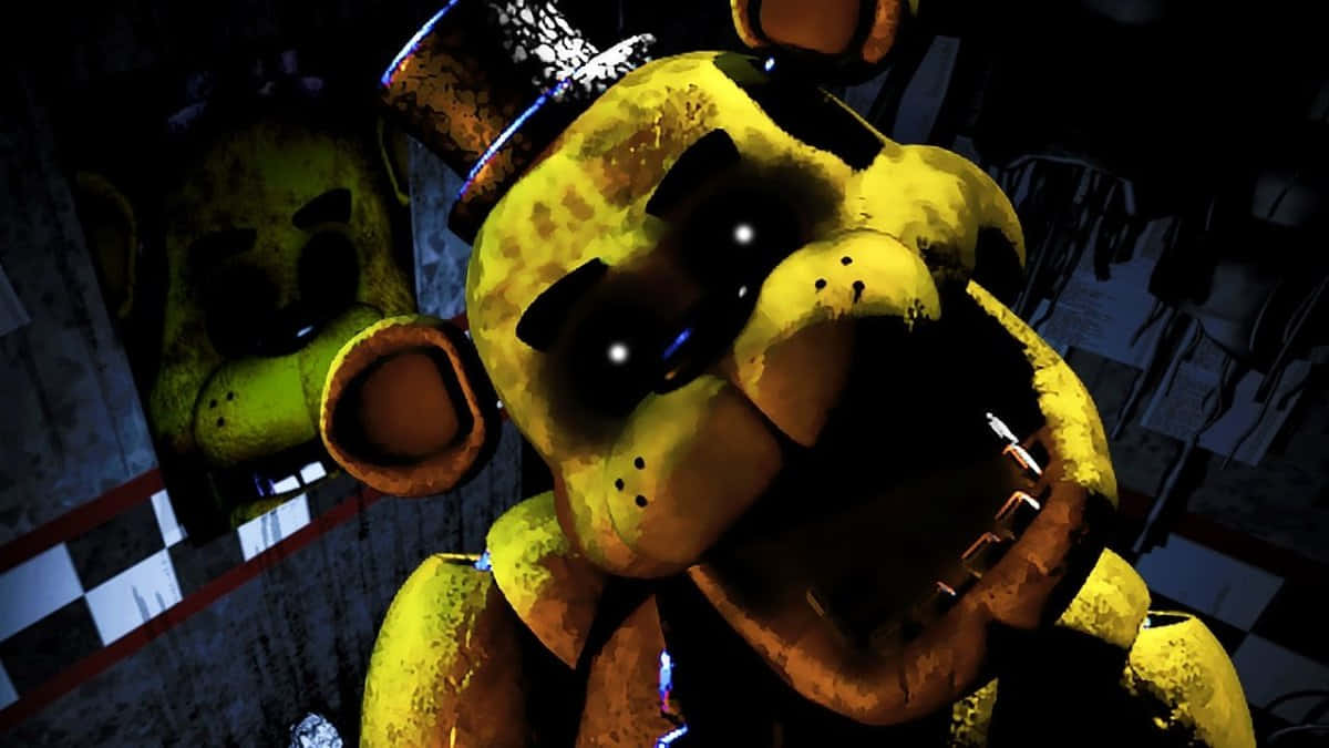 FNAF世界中的驚悚遭遇 壁紙 — 一隻帶有發光眼睛和破損高帽的威脅性黃色電子熊在黑暗的格子房間中聳立。