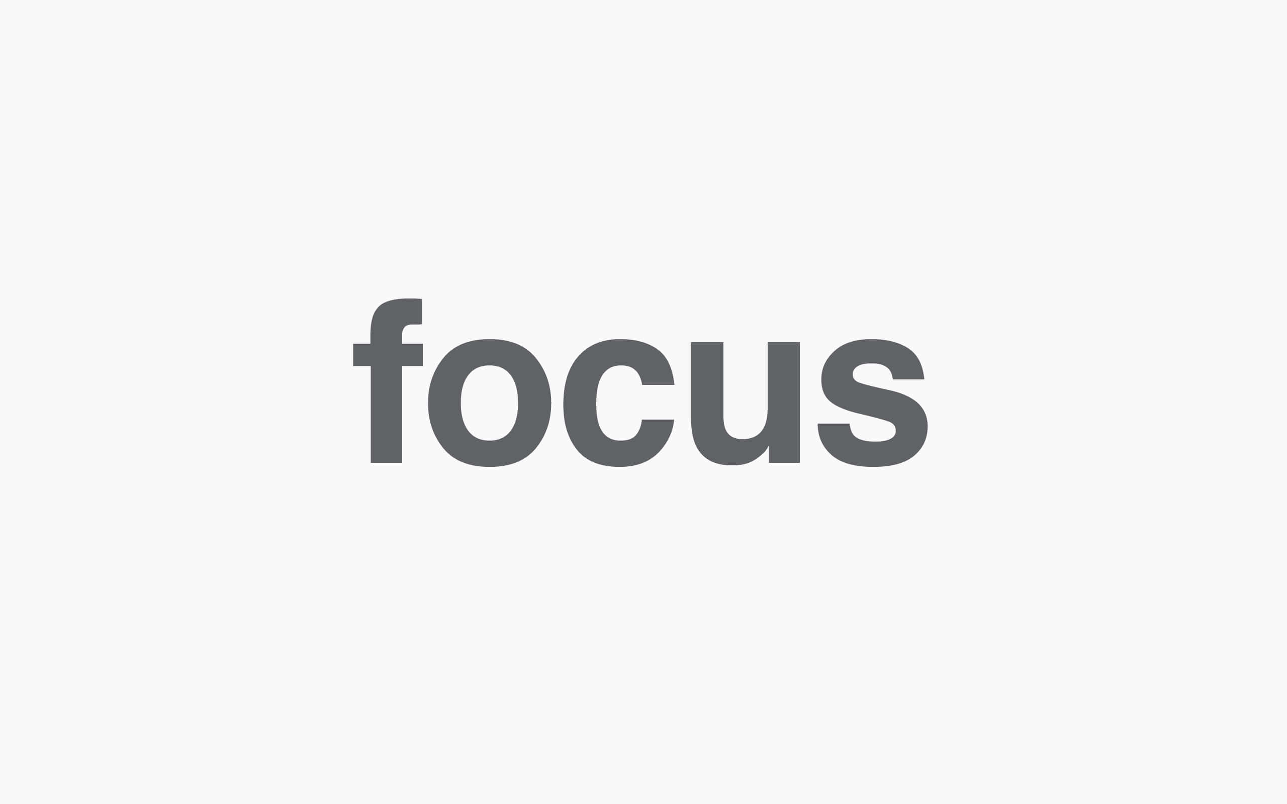 Focus 桌布 壁紙 — 「focus」呢個詞用粗體灰色字母居中顯示喺純淺灰色背景上。