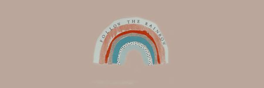Follow The Rainbow Facebook 封面 壁紙 — 一個風格化的彩虹，帶有文字跟隨彩虹，以柔和粉彩色調呈現，背景為柔和米色。