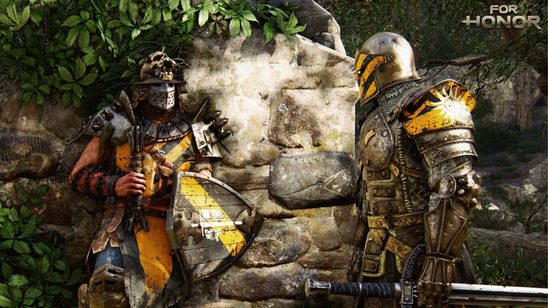 《For Honor》1080p 背景：外鄉人與騎士戰士 壁紙 — 兩名身穿中世紀裝備的裝甲戰士站在茂密森林中長滿青苔的石牆旁。