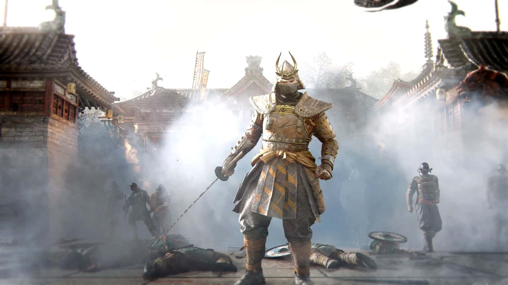 《For Honor》1080p 背景：身穿白色盔甲的武士 壁紙 — 一位身穿華麗盔甲的武士站在傳統日本庭院中，周圍煙霧彌漫，敵人倒臥在地。
