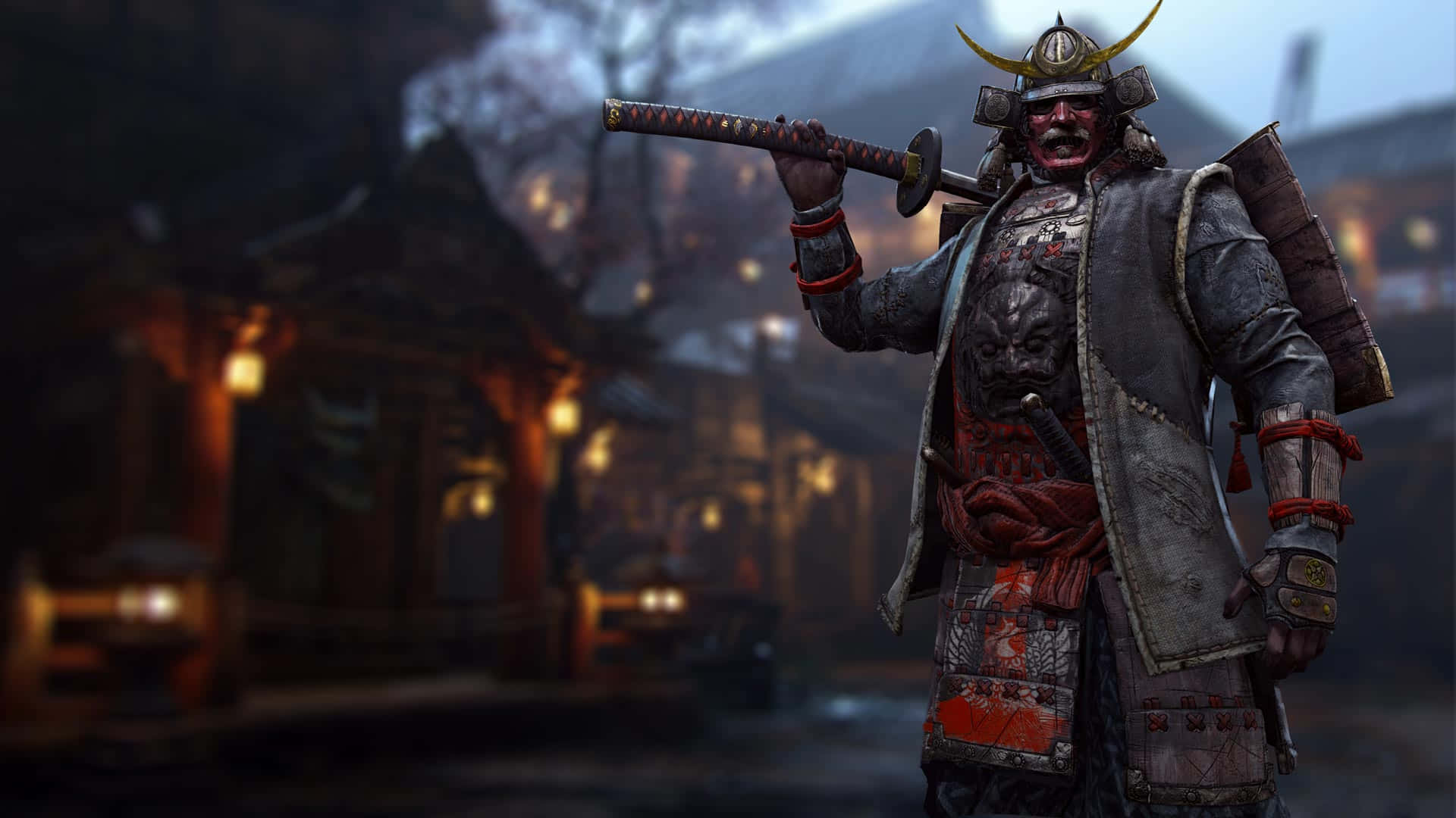 《For Honor》1080p 背景：戴面罩的武士劍士 壁紙 — 一位身穿精細盔甲的兇猛武士在夜間霧氣瀰漫的日本村莊中挑釁地站立，手持武士刀。