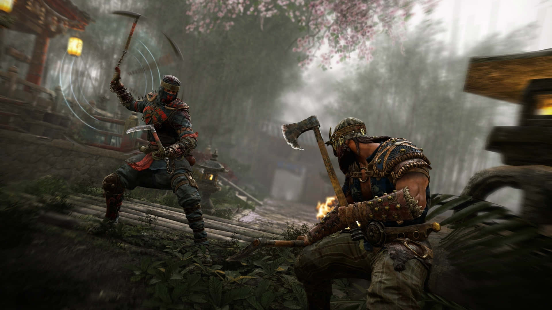 《For Honor》1080p 背景：忍者對決異域戰士 壁紙 — 兩名身穿盔甲的戰士在霧氣瀰漫的櫻花林中碰撞，周圍有發光的燈籠和傳統建築。