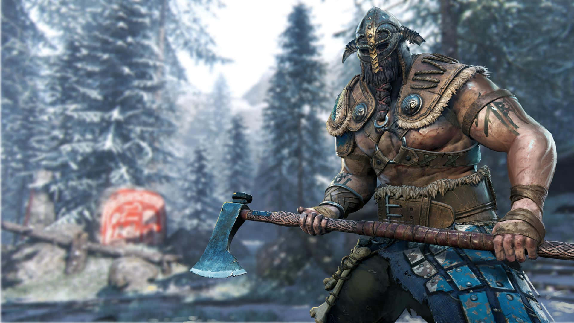 《For Honor》1080p 背景：持斧的異域戰士 壁紙 — 一個肌肉發達的維京戰士身穿華麗盔甲，在白雪覆蓋的松樹林中緊握戰斧，背景有一塊紅色符文石。