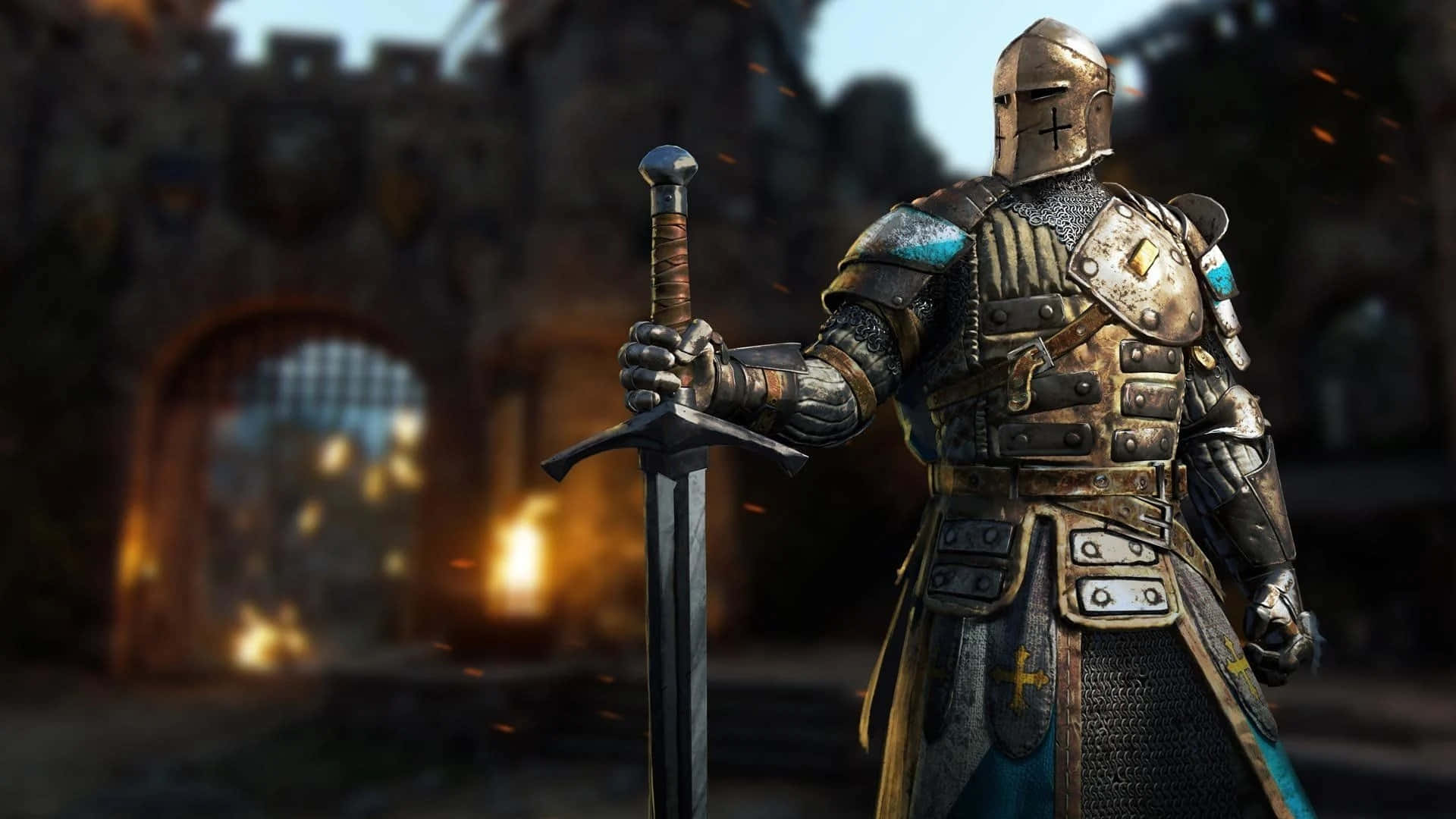 《For Honor》1080p 背景：持寬劍的騎士 壁紙 — 一位身穿精細金屬盔甲的騎士在黃昏時分，手持劍立於燃燒的城堡門前。