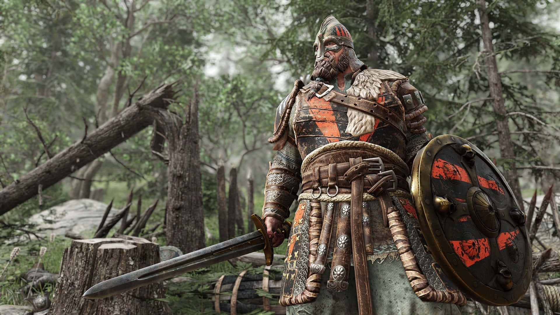 《For Honor》1080p 背景：持劍盾的維京戰士 壁紙 — 一位留鬍鬚的維京戰士身穿華麗盔甲，站在迷霧森林中，手持劍和盾牌。