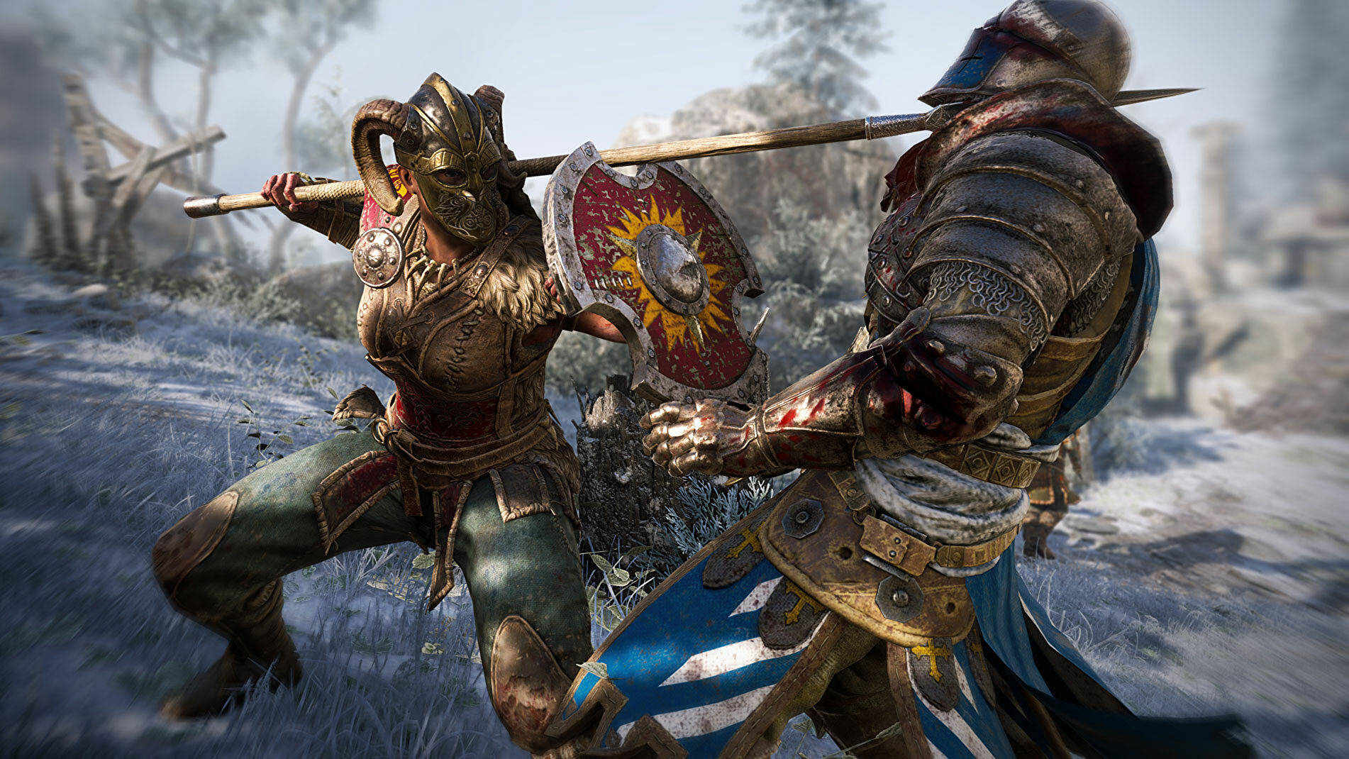 《For Honor》征服者對決女武神 壁紙 — 兩名身穿鎧甲的戰士在雪地森林中交鋒，一人揮舞長矛和盾牌，另一人則用劍防禦。