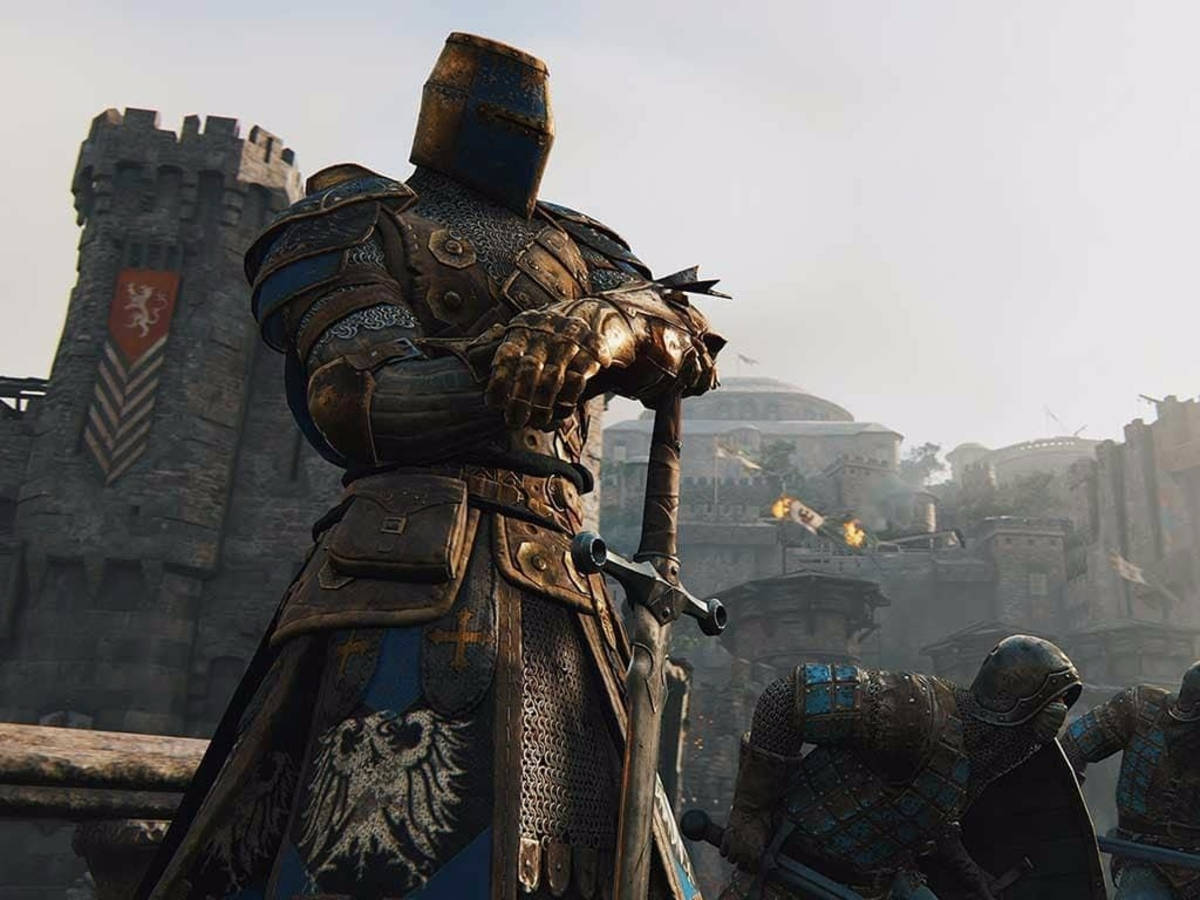 《For Honor》征服者——以力量領航 壁紙 — 一位身穿華麗盔甲的騎士在石城堡前守衛，城堡上有旗幟和遠處的火焰。