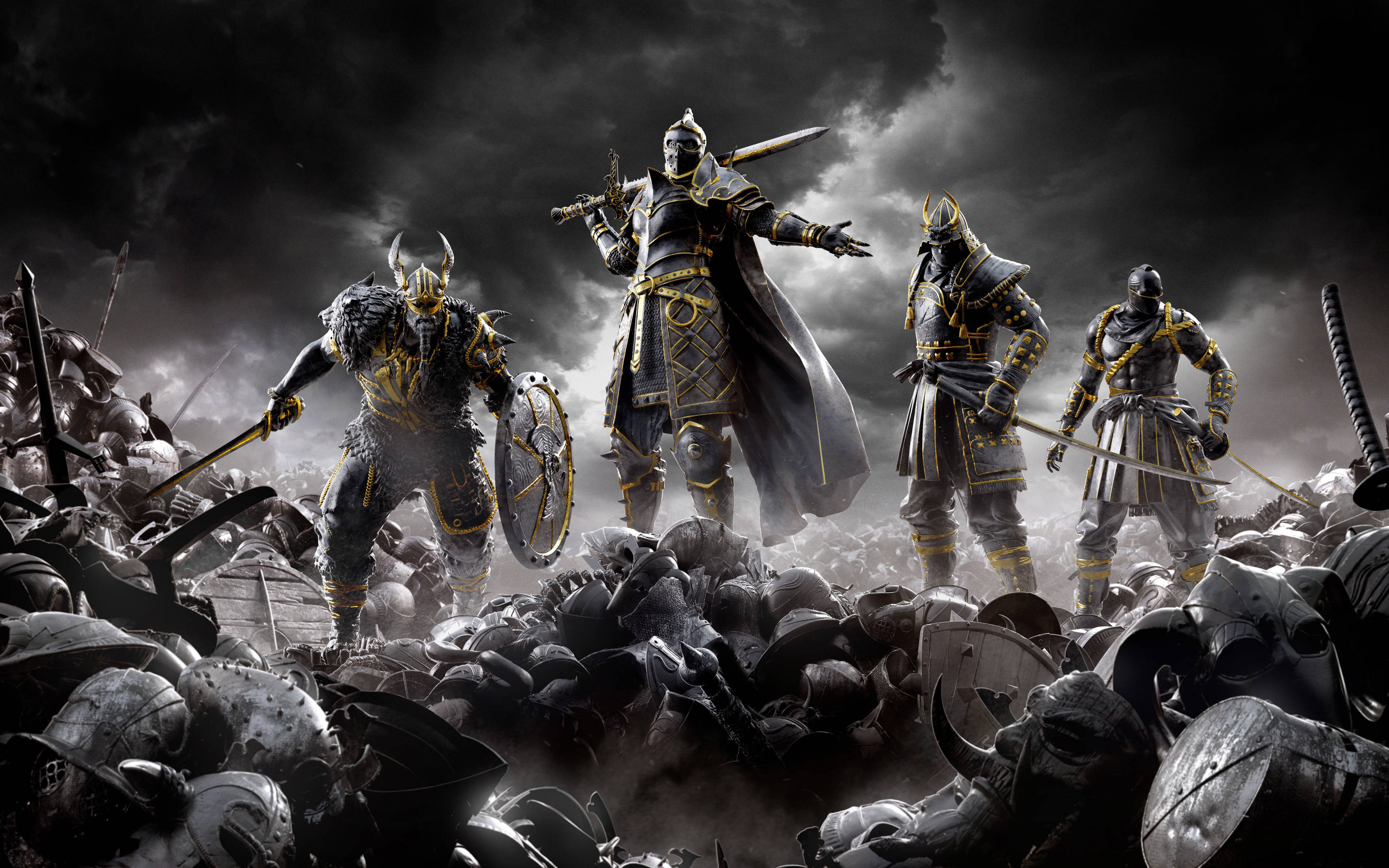 《For Honor》征服者單色海報 壁紙 — 四位身穿鎧甲的戰士在暴風雨的天空下，站在散落著頭盔和武器的戰場上，展現勝利的姿態。